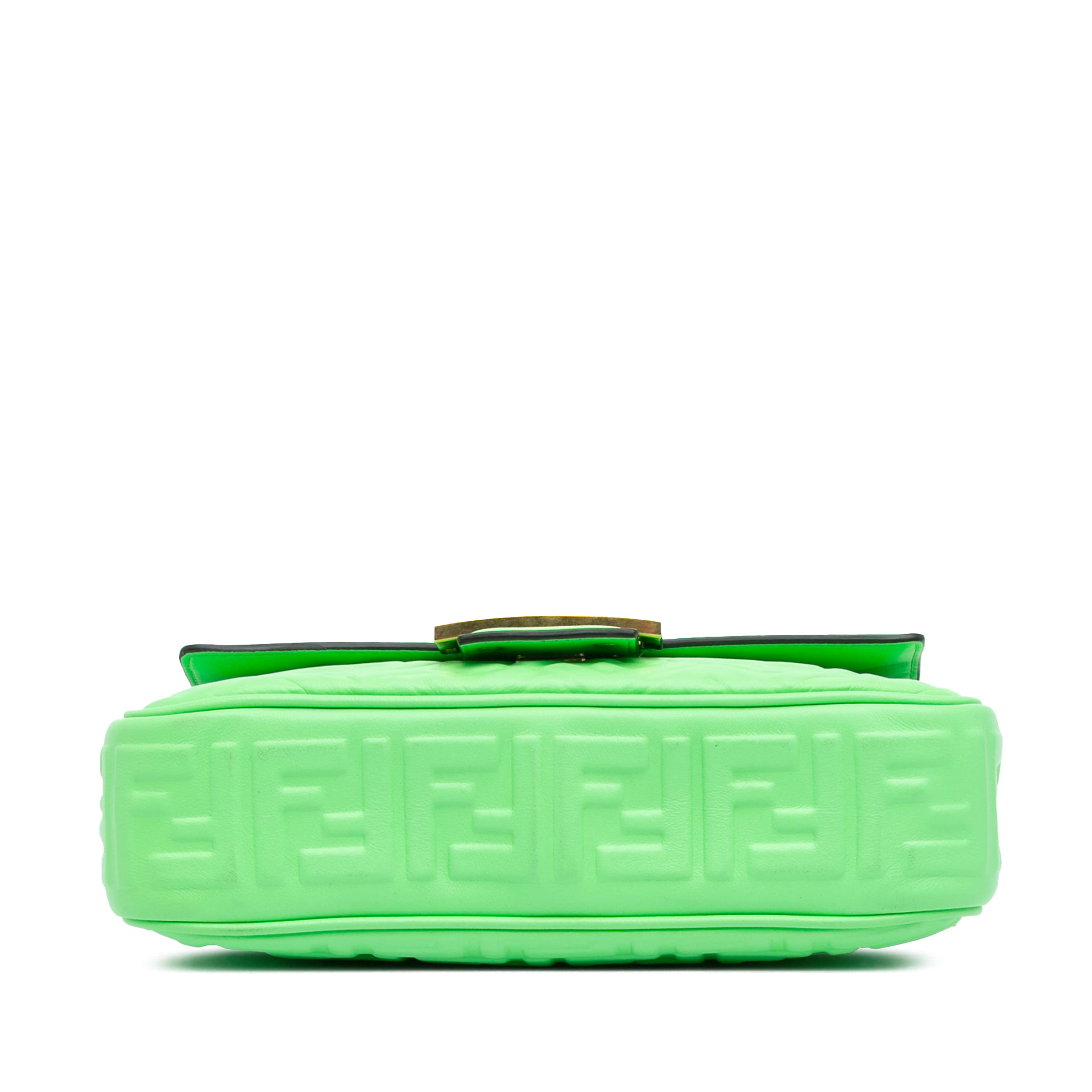 Fendi Zucca Embossed Leather Chain Midi Baguette, från Luxclusif, i färgen light green. Klicka för att öppna bilden i stort format