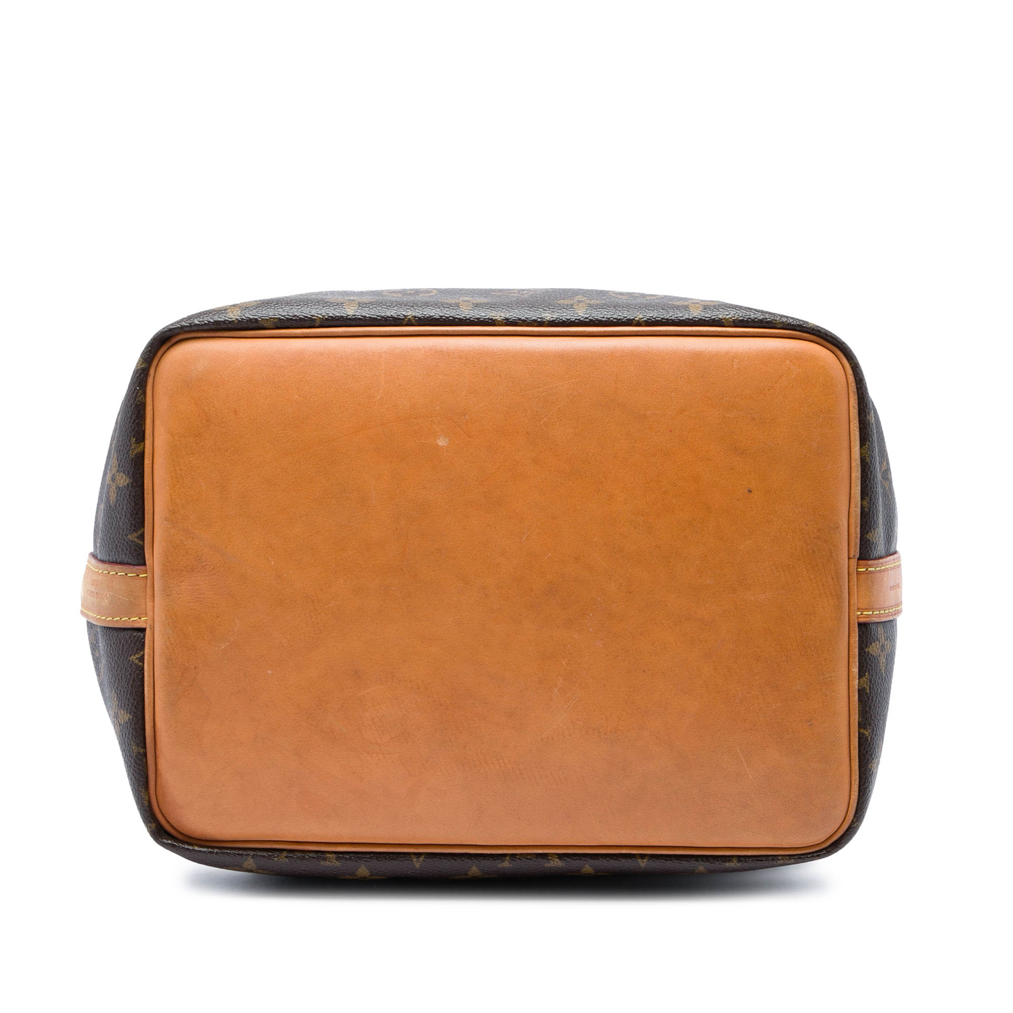 Louis Vuitton Monogram Petit Noe, från Luxclusif, i färgen brun. Klicka för att öppna bilden i stort format