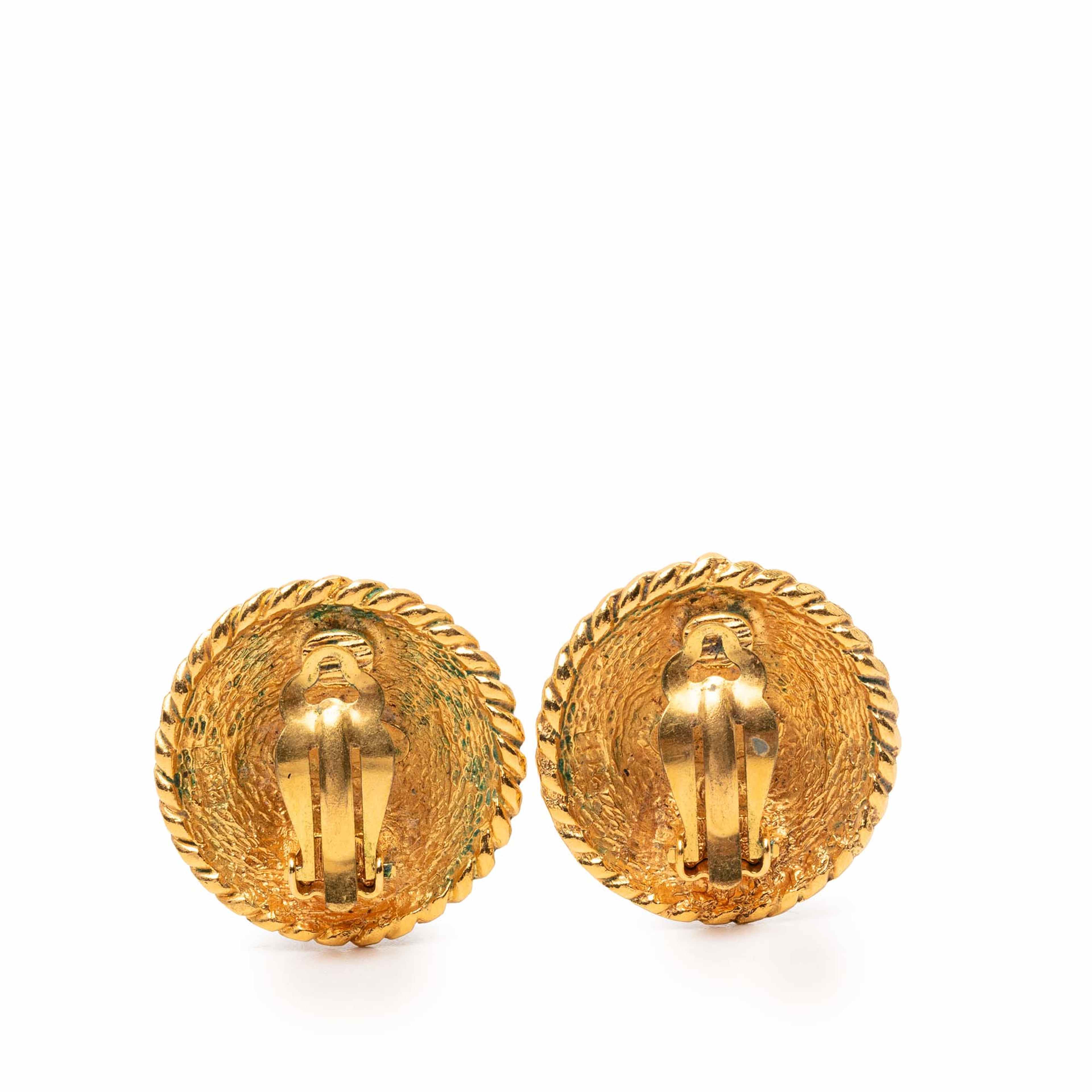 Chanel Gold Plated Cc Round Clip On Earrings, från Luxclusif, i färgen gold. Klicka för att öppna bilden i stort format