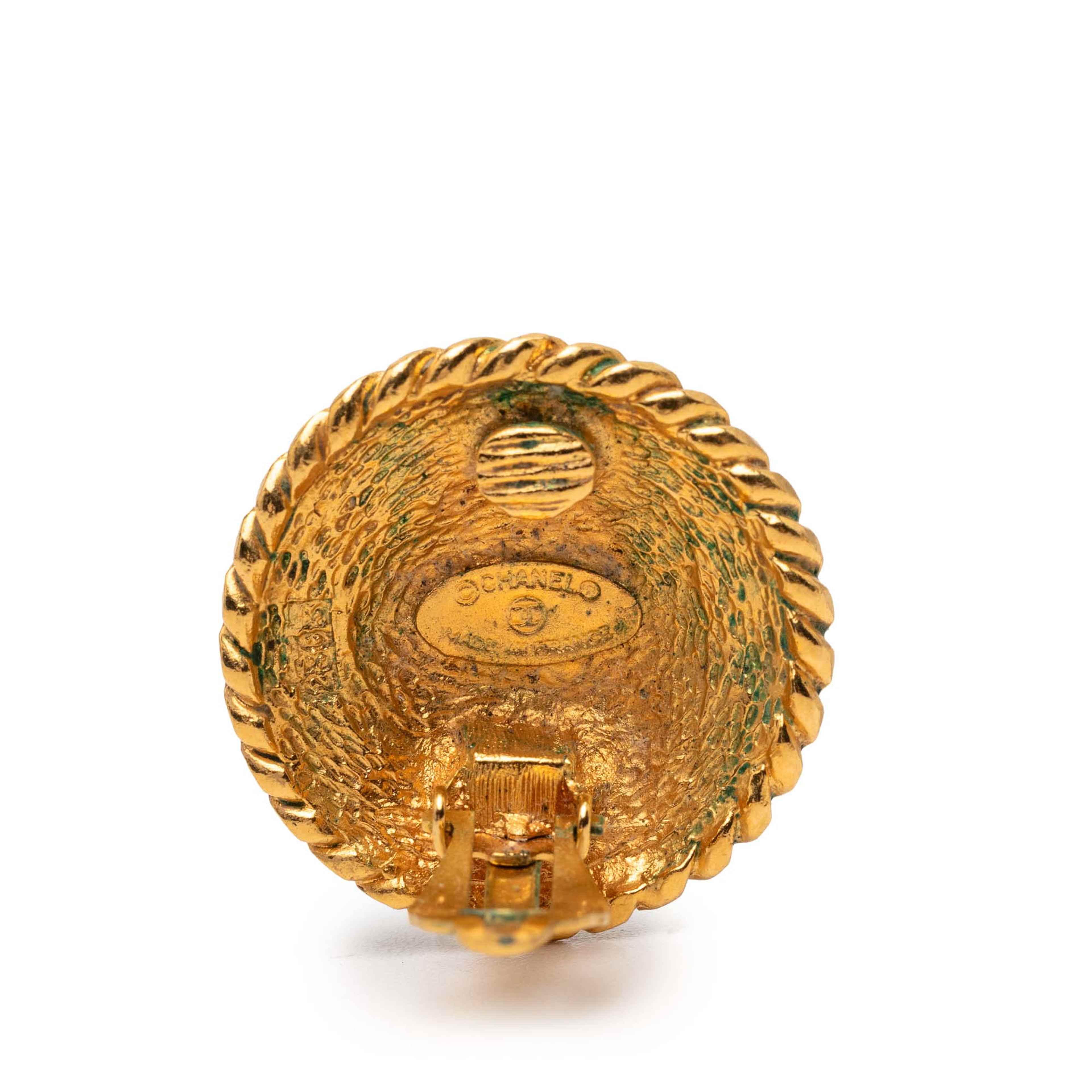 Chanel Gold Plated Cc Round Clip On Earrings, från Luxclusif, i färgen guld. Klicka för att öppna bilden i stort format