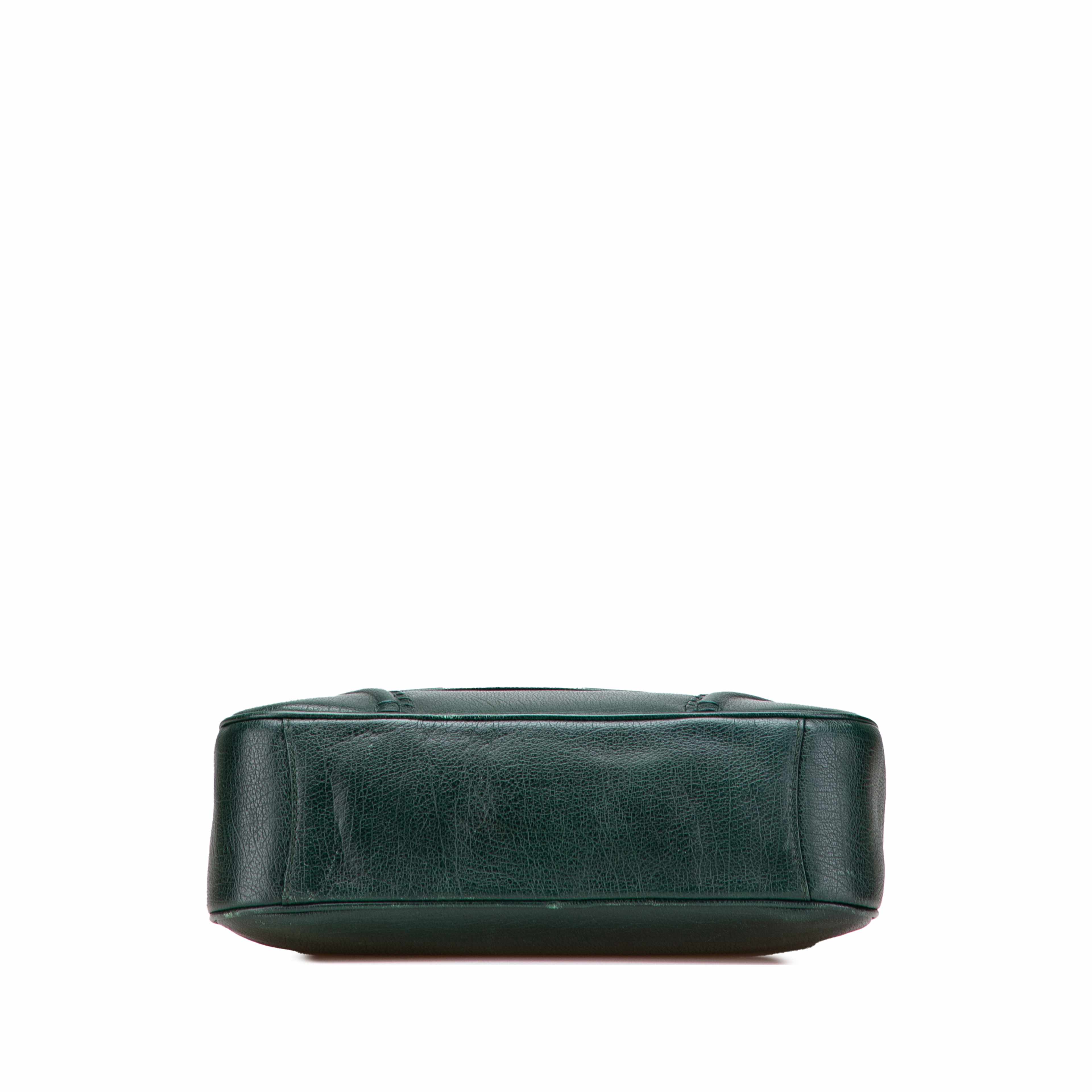 Burberry Leather Shoulder Bag, från Luxclusif, i färgen dark green.