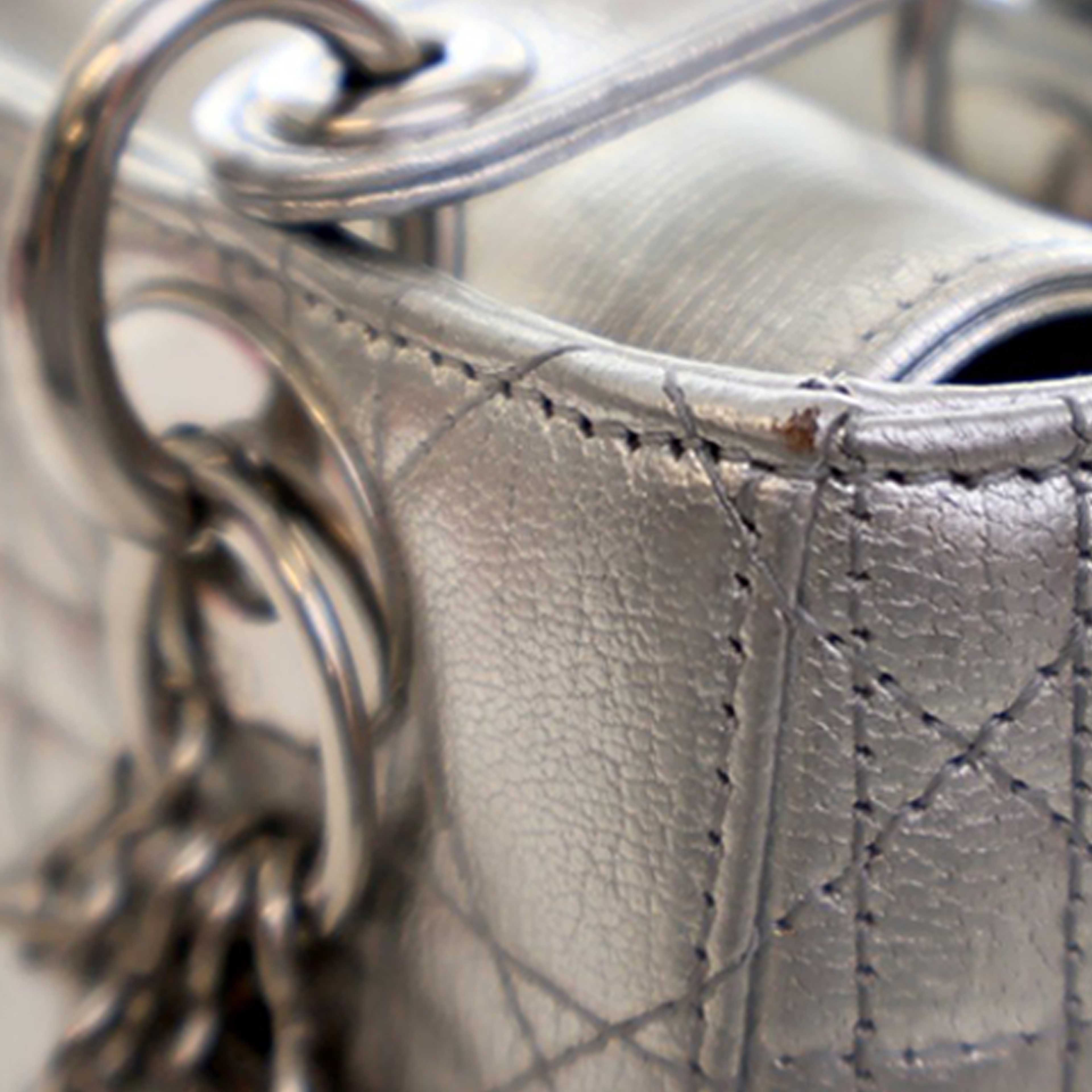 Dior Small Metallic Lambskin Cannage My Abcdior Lady Dior, från Luxclusif, i färgen silver. Klicka för att öppna bilden i stort format