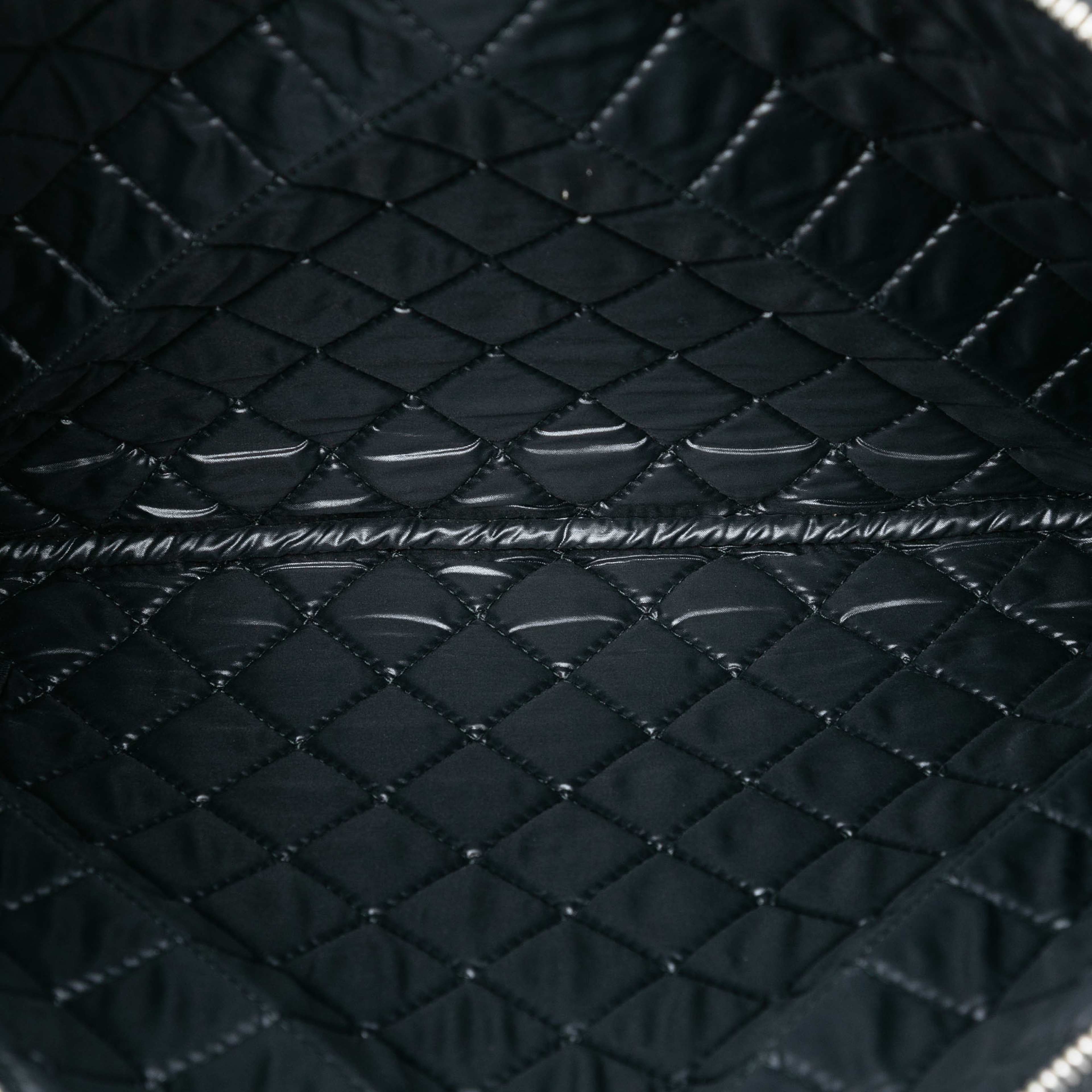 Chanel Large Quilted Patent O Case Clutch, från Luxclusif, i färgen svart. Klicka för att öppna bilden i stort format