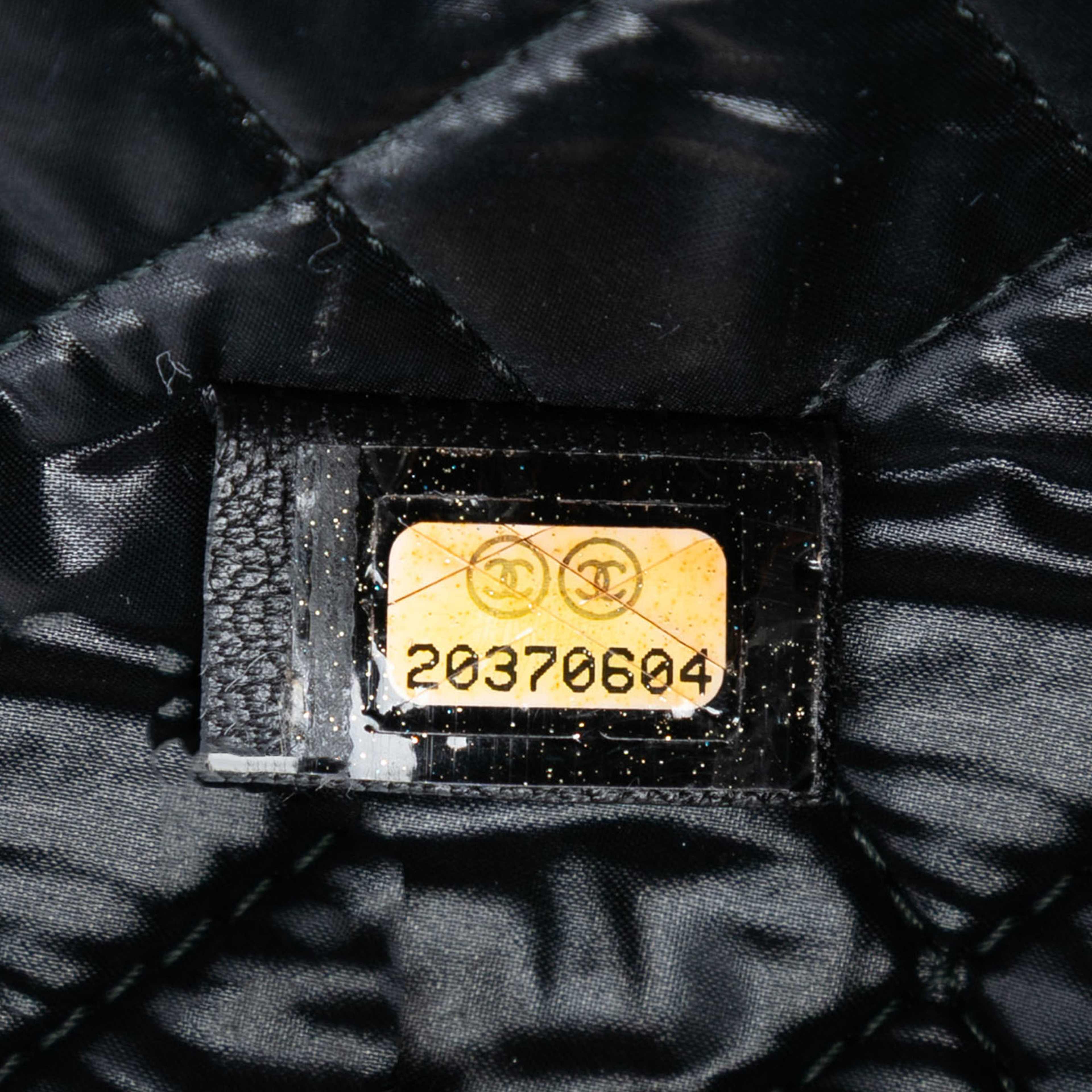 Chanel Large Quilted Patent O Case Clutch, från Luxclusif, i färgen svart. Klicka för att öppna bilden i stort format