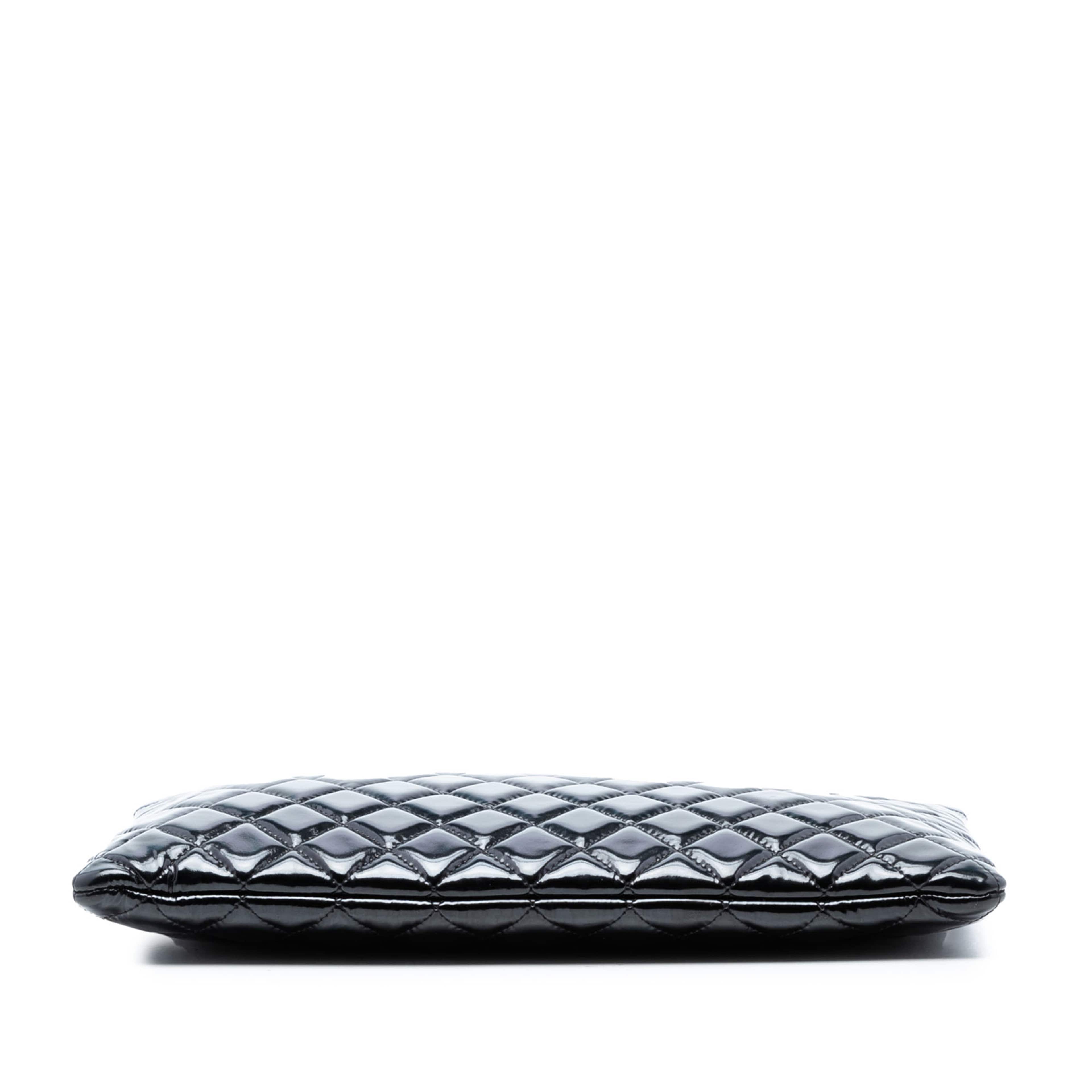 Chanel Large Quilted Patent O Case Clutch, från Luxclusif, i färgen svart. Klicka för att öppna bilden i stort format