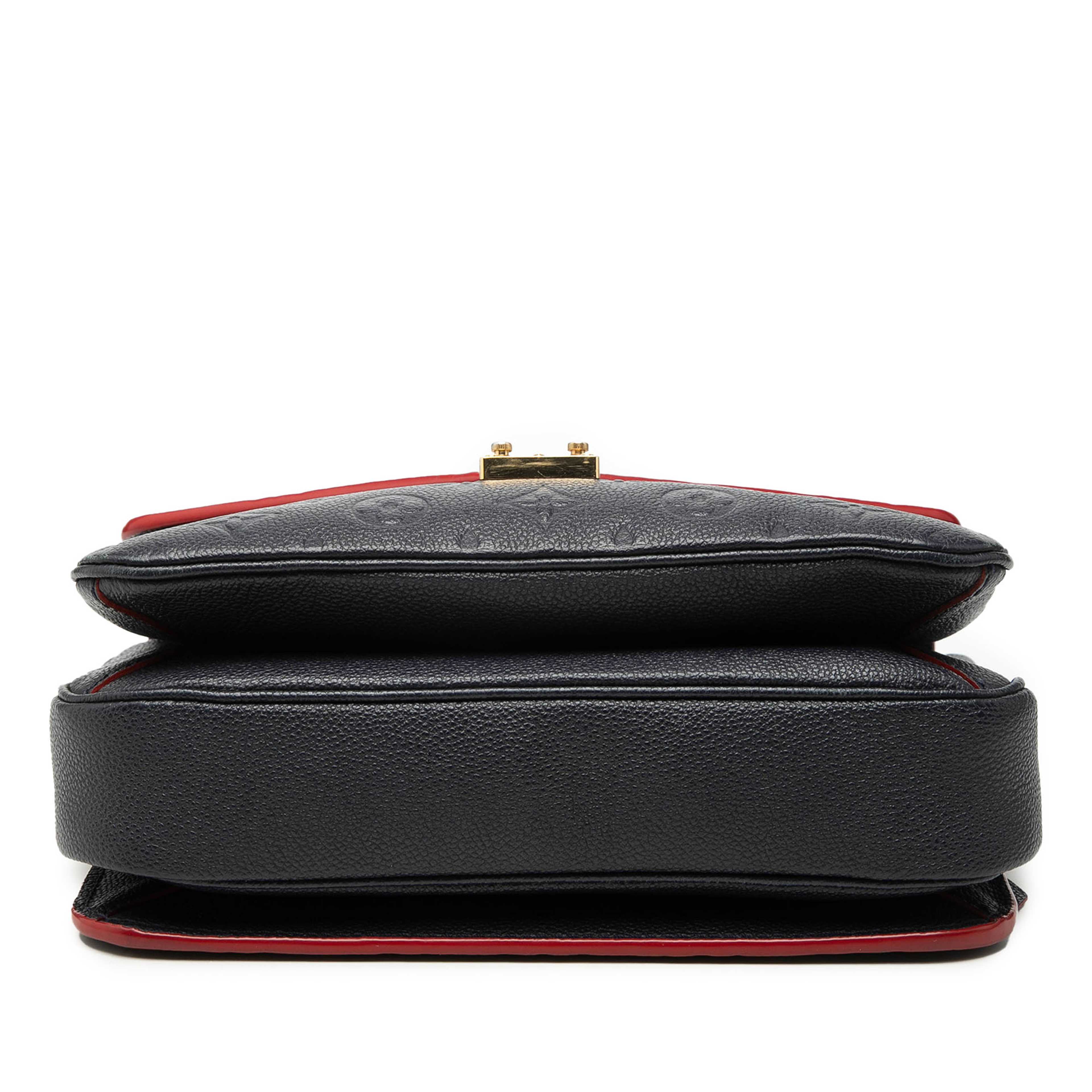 Louis Vuitton Monogram Empreinte Pochette Metis, från Luxclusif, i färgen blå. Klicka för att öppna bilden i stort format