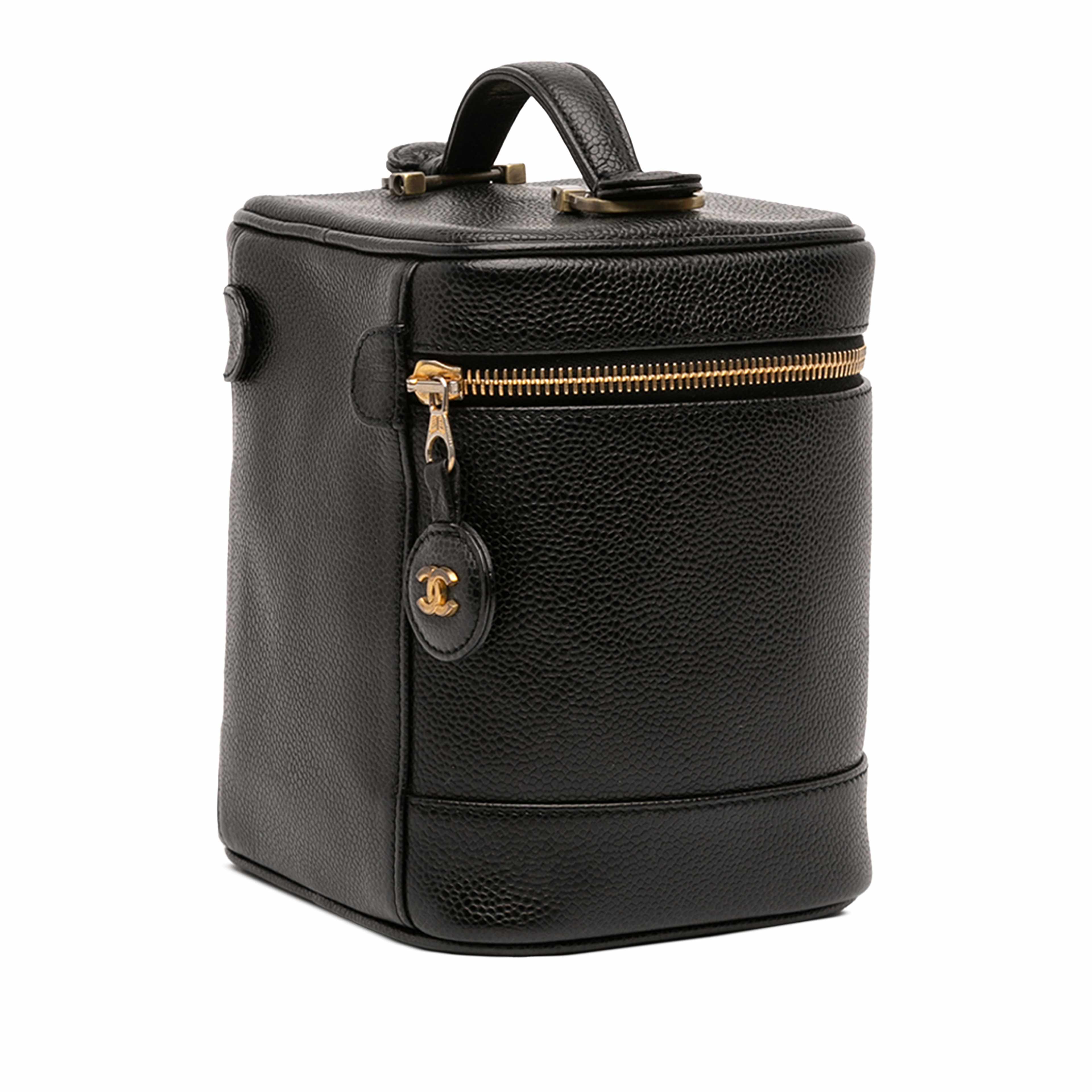 Chanel Cc Caviar Vanity Bag, från Luxclusif, i färgen black. Klicka för att öppna bilden i stort format