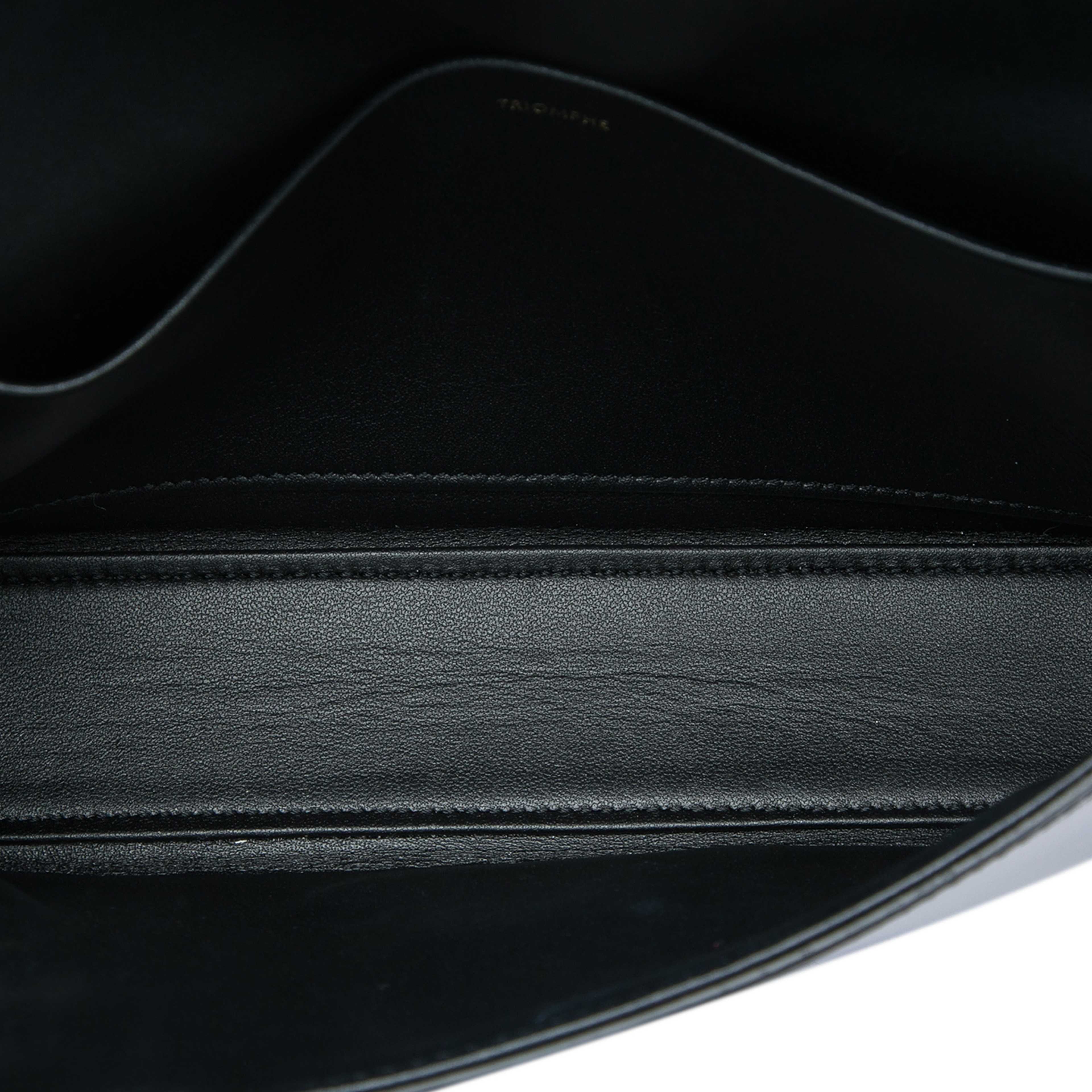 Celine Shiny Calfskin Claude Chain Shoulder Bag, från Luxclusif, i färgen svart. Klicka för att öppna bilden i stort format