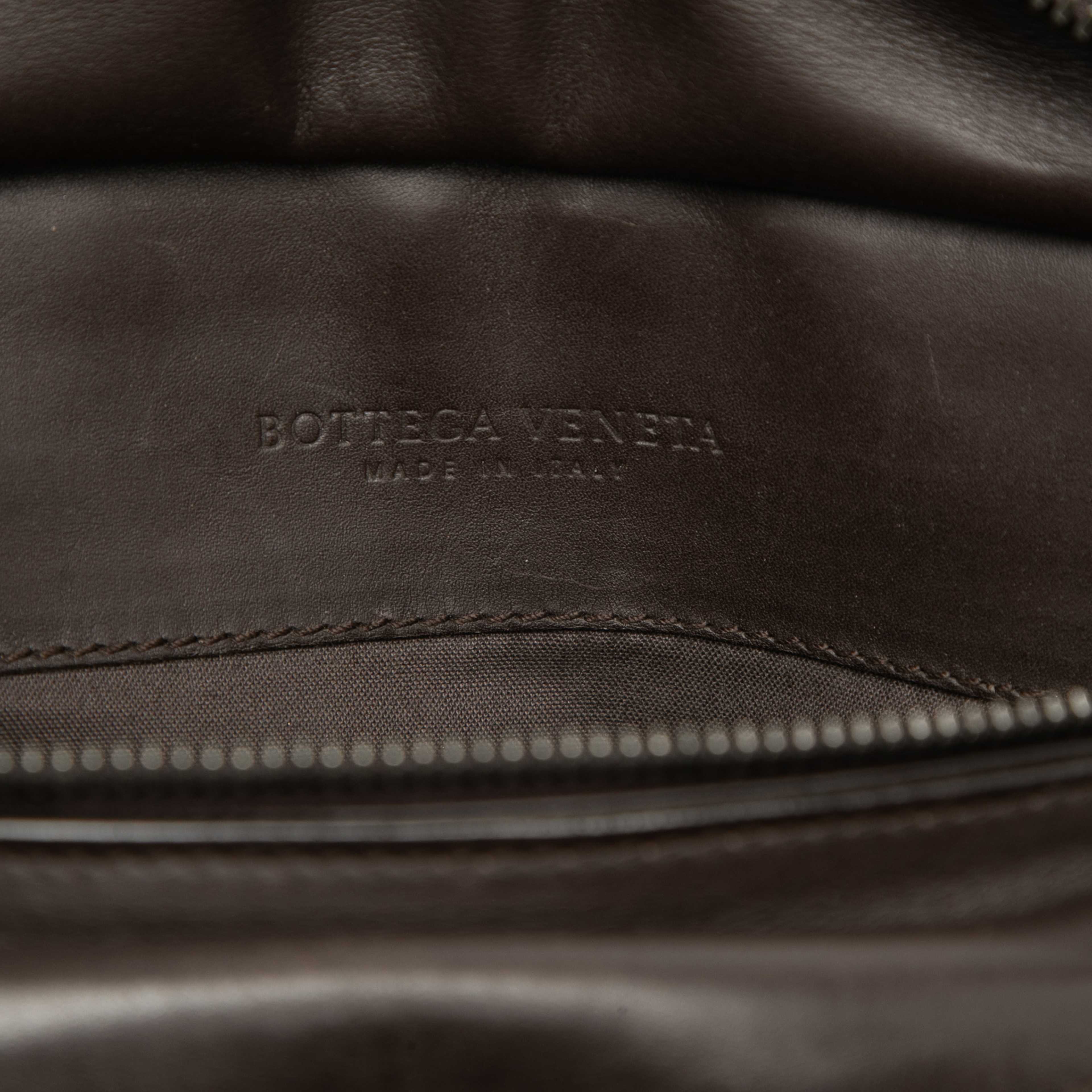 Bottega Veneta Intrecciato Trimmed Nappa Utility Belt Bag, från Luxclusif, i färgen dark brown. Klicka för att öppna bilden i stort format