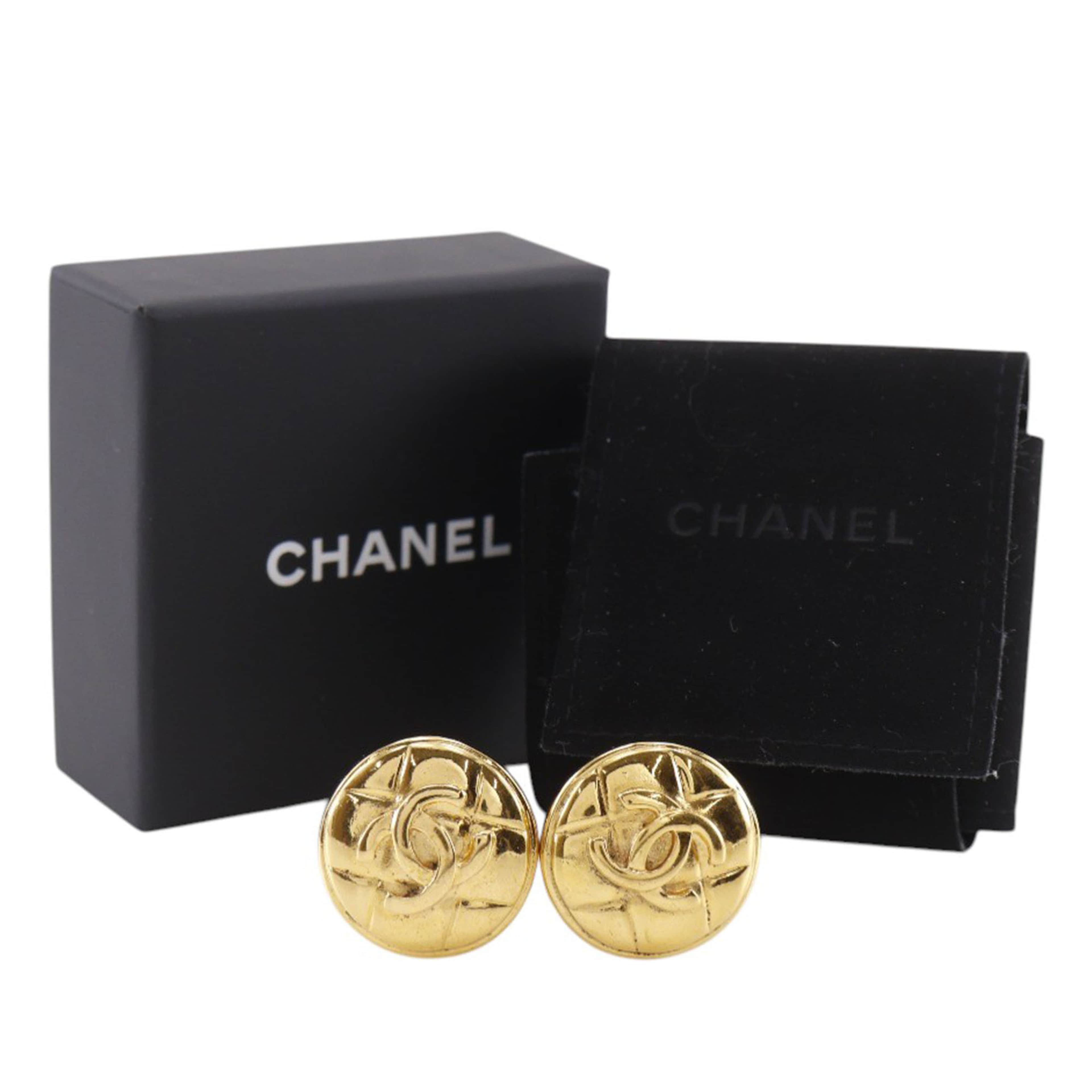 Chanel Cc Quilted Gold Plated Round Clip On Earrings, från Luxclusif, i färgen guld. Klicka för att öppna bilden i stort format