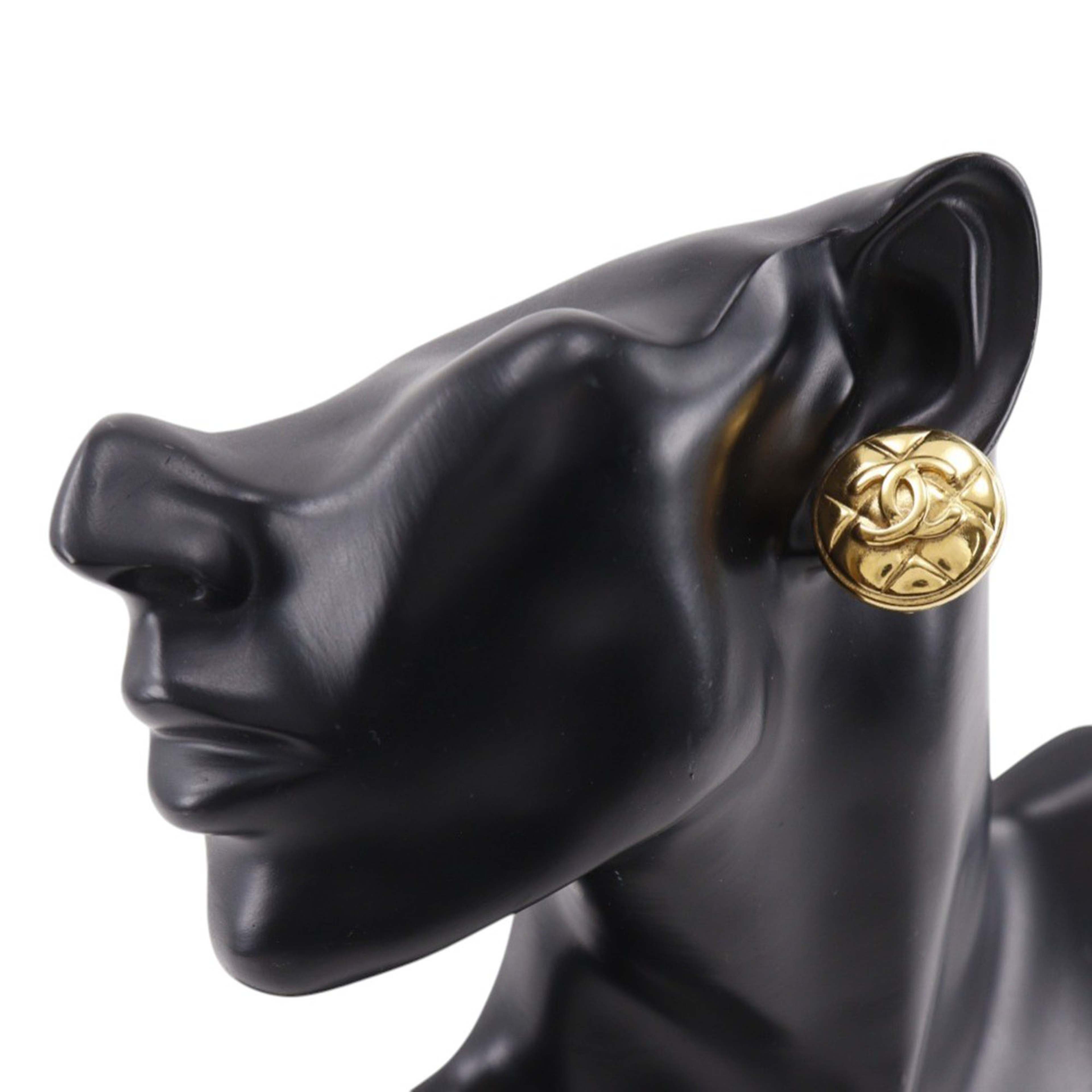 Chanel Cc Quilted Gold Plated Round Clip On Earrings, från Luxclusif, i färgen guld. Klicka för att öppna bilden i stort format