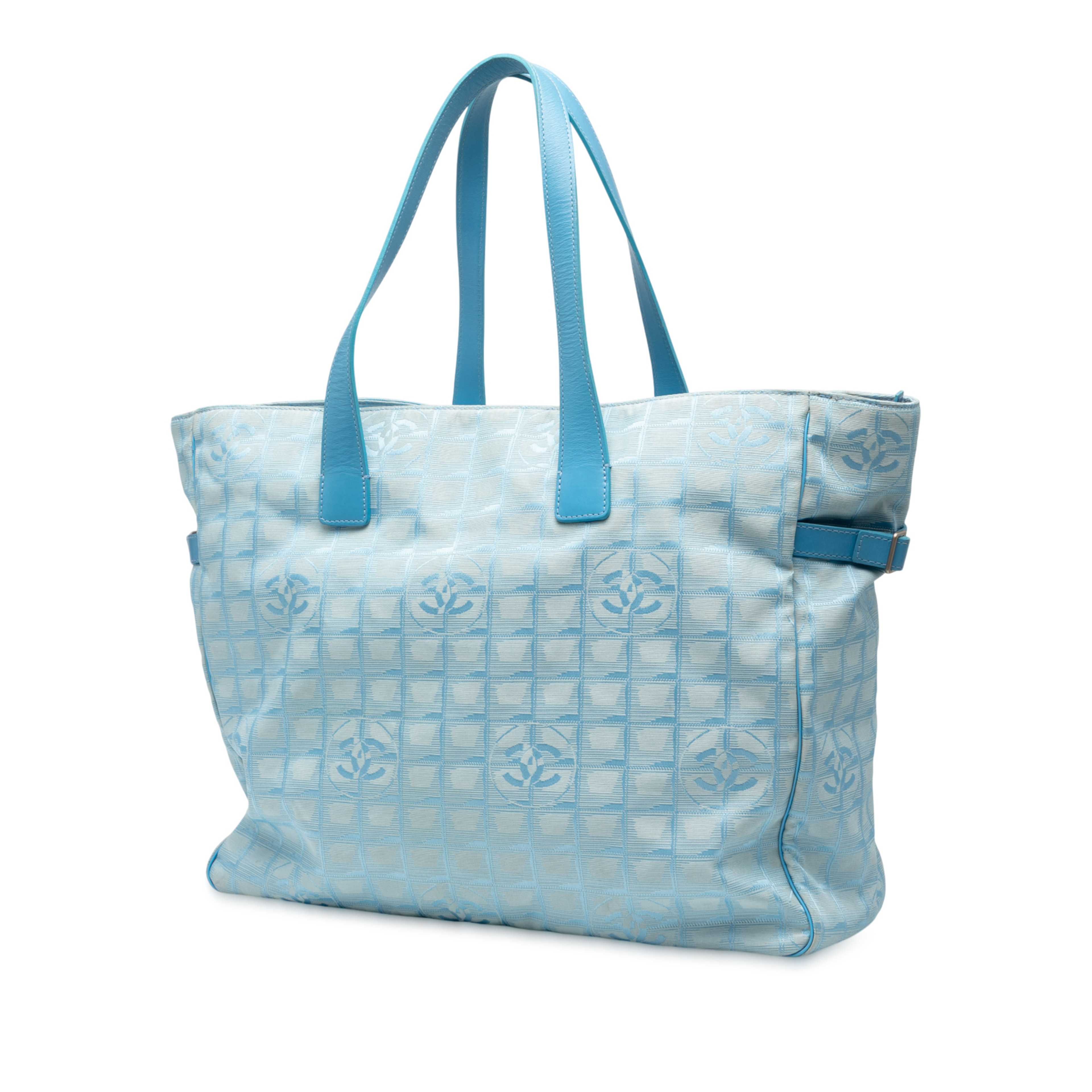 Chanel New Travel Line Nylon Tote, från Luxclusif, i färgen light blue. Klicka för att öppna bilden i stort format