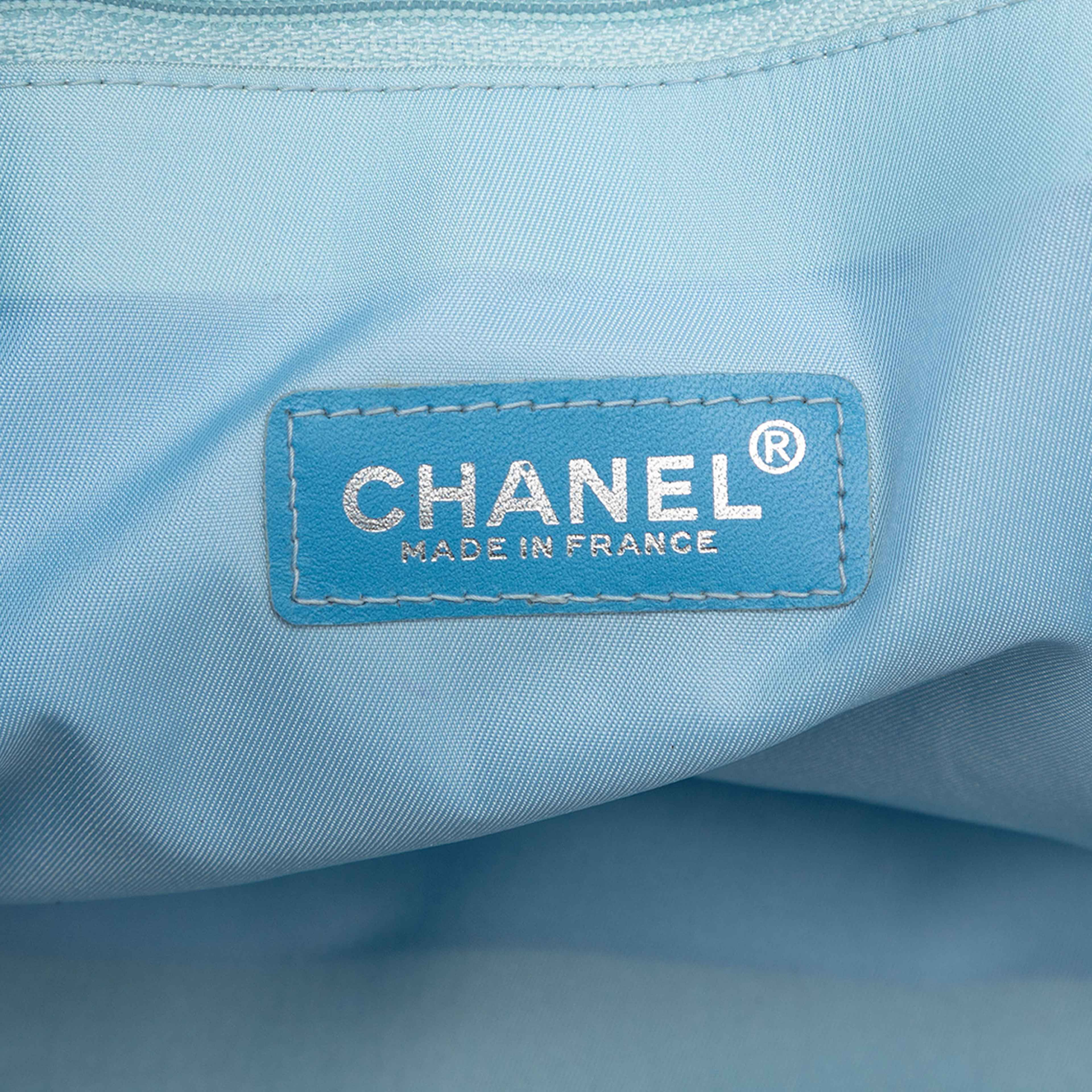 Chanel New Travel Line Nylon Tote, från Luxclusif, i färgen light blue. Klicka för att öppna bilden i stort format