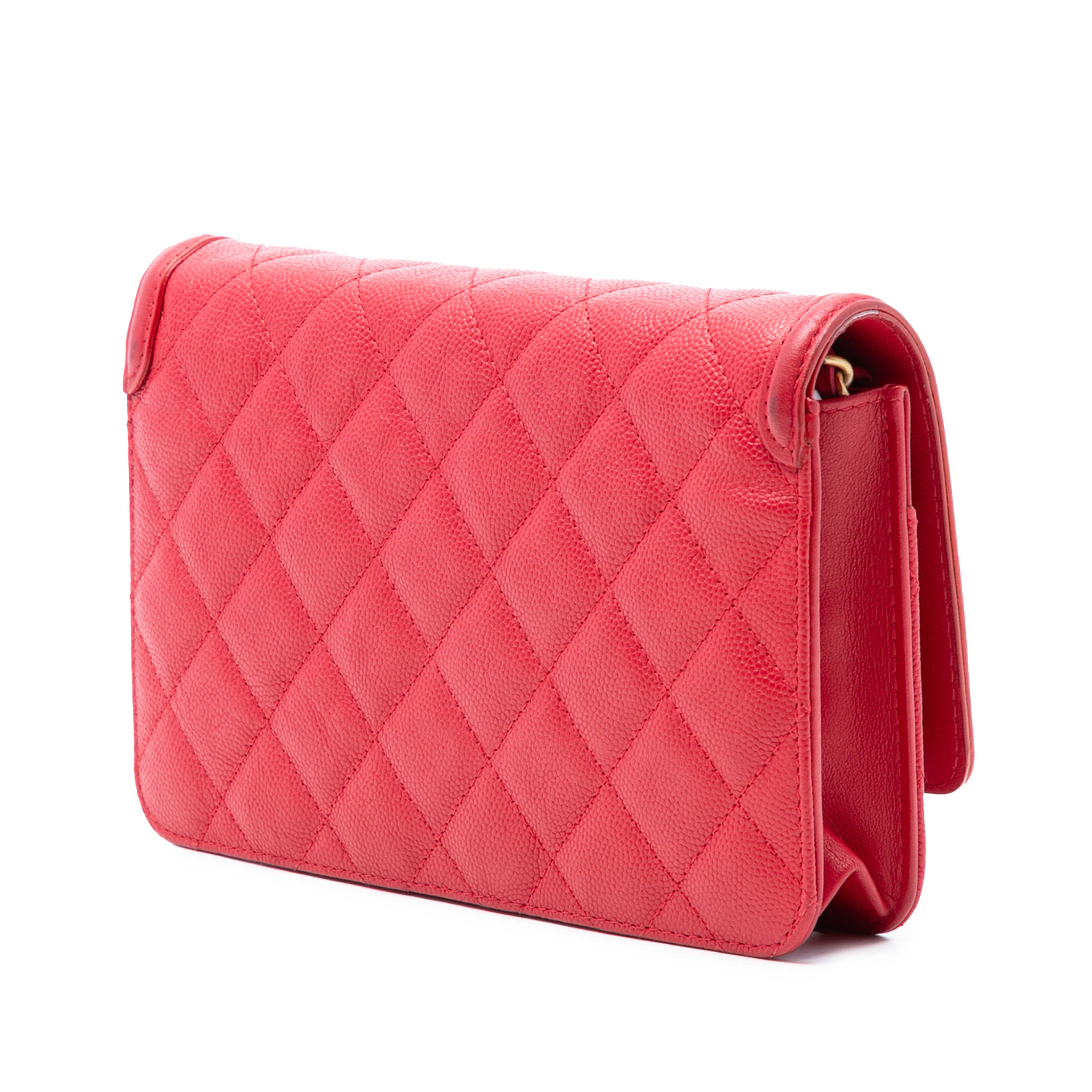 Chanel Caviar Cc Filigree Wallet On Chain, från Luxclusif, i färgen röd. Klicka för att öppna bilden i stort format