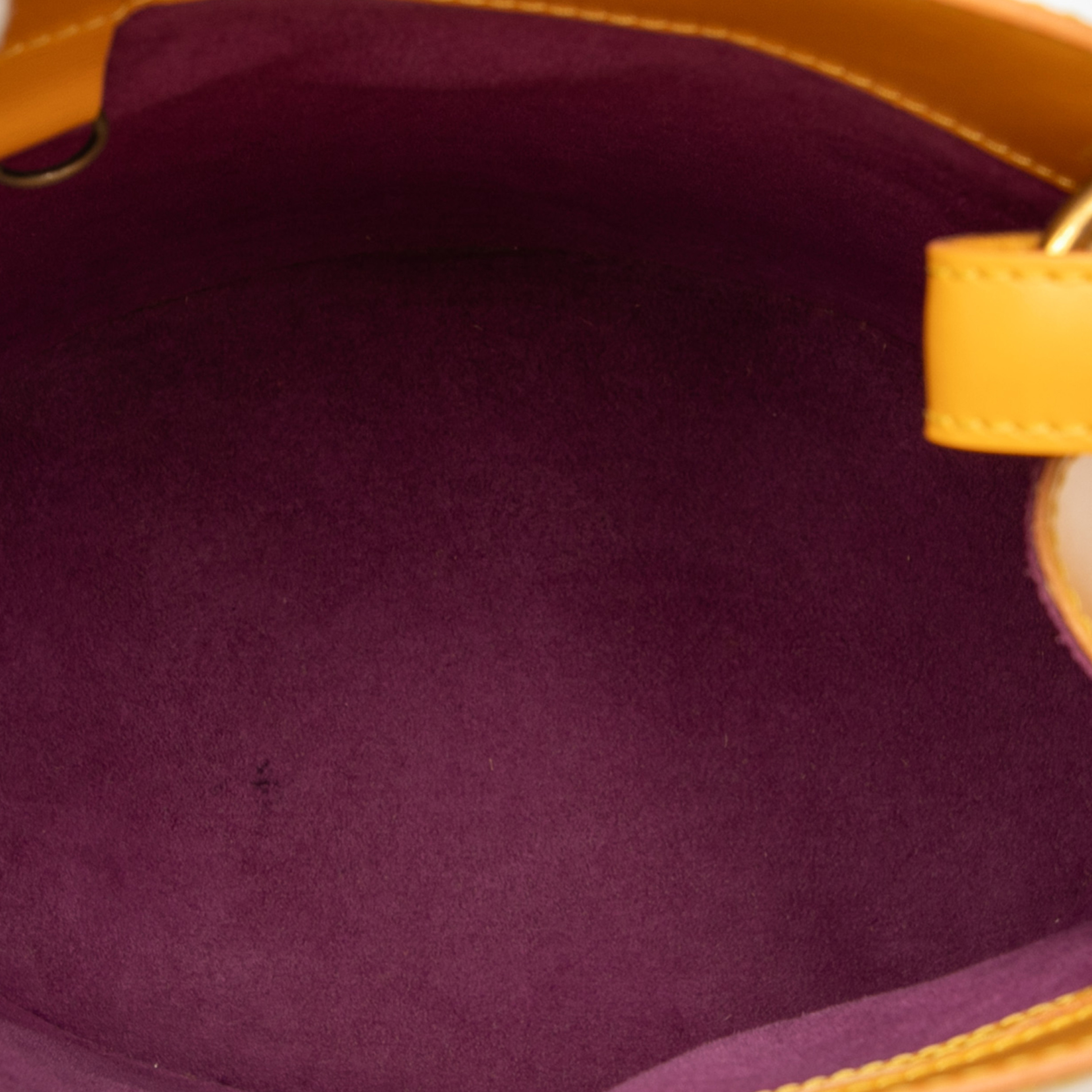 Louis Vuitton Epi Cluny, från Luxclusif, i färgen yellow. Klicka för att öppna bilden i stort format