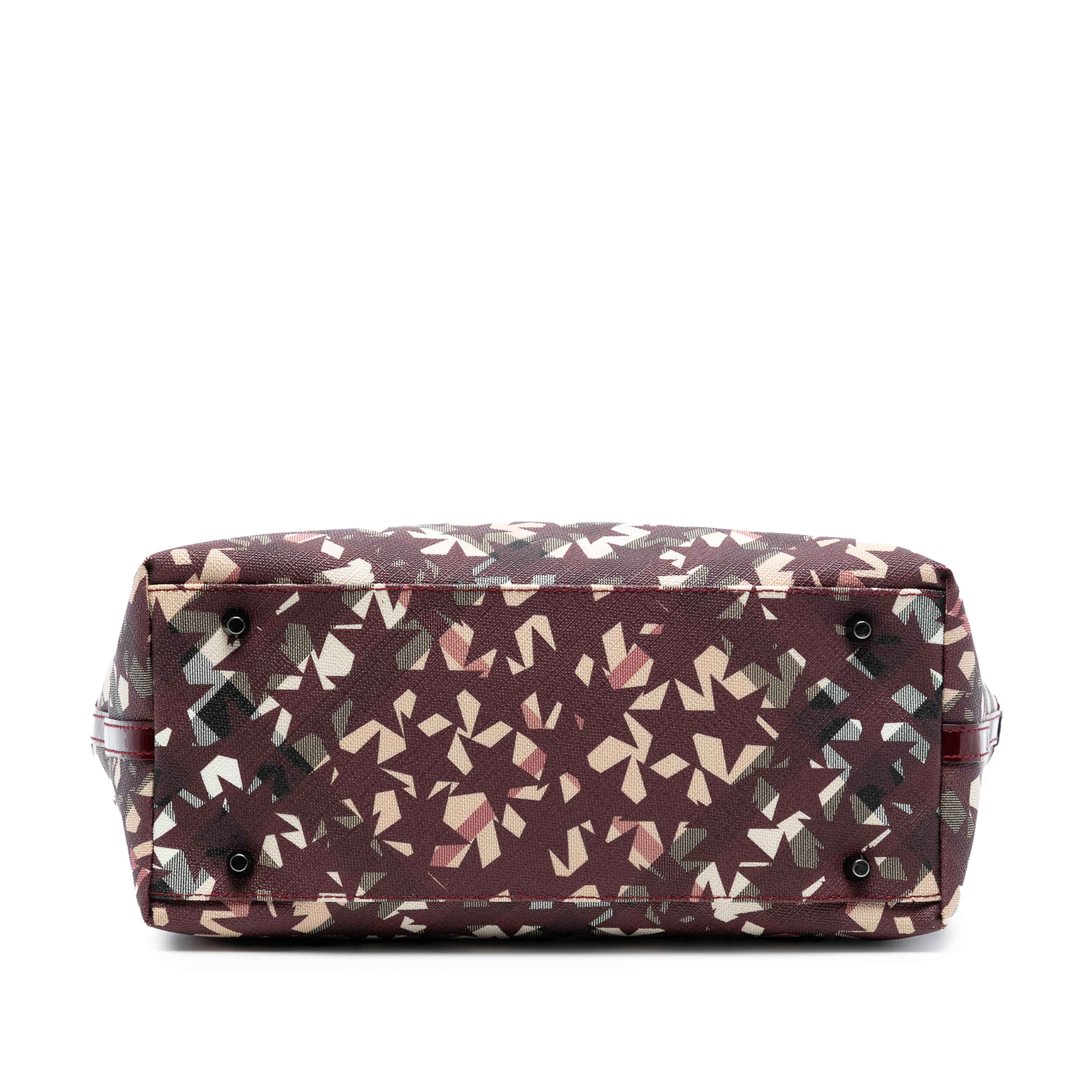 Burberry Medium Supernova Check Coated Canvas Star Nickie Tote, från Luxclusif, i färgen beige. Klicka för att öppna bilden i stort format