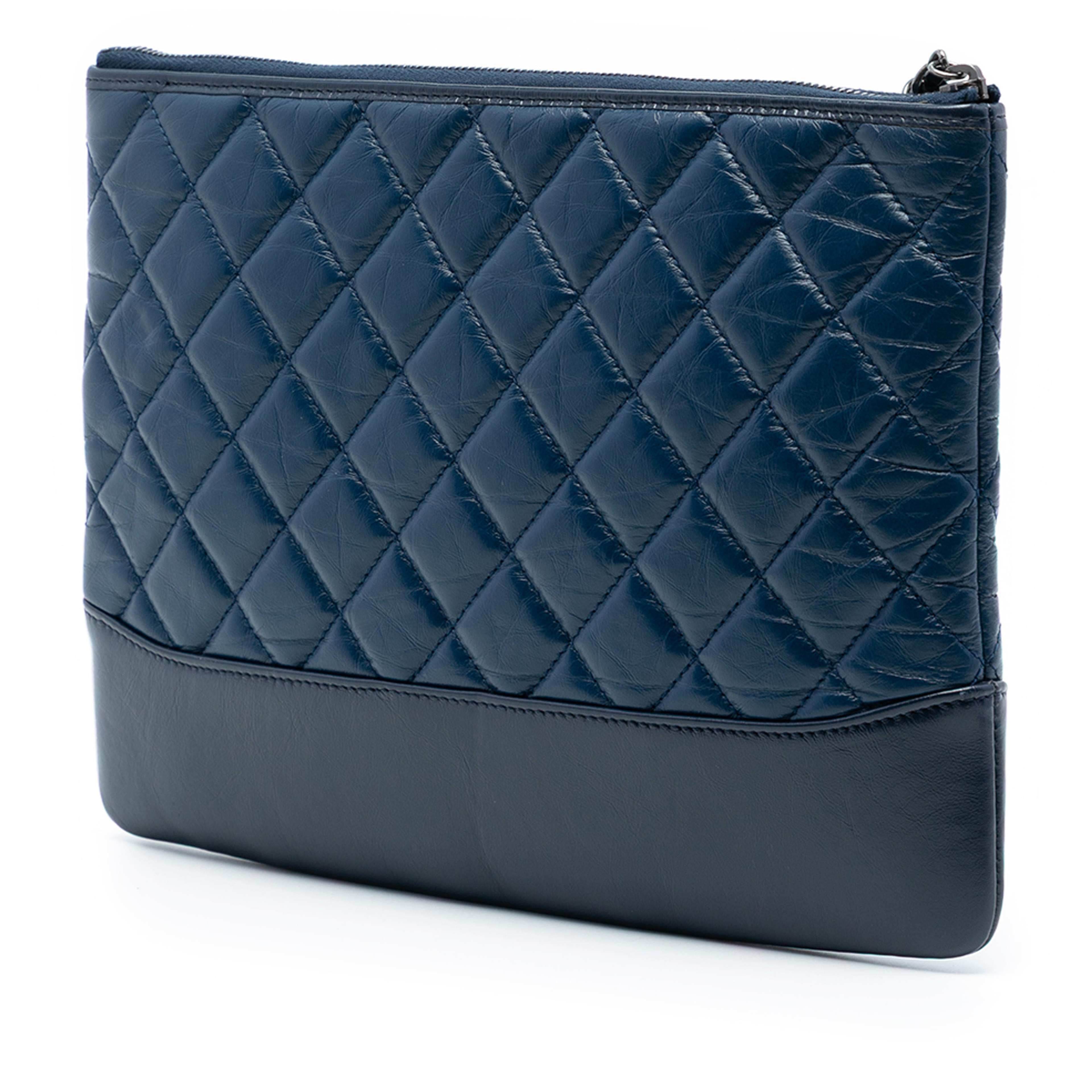 Chanel Medium Aged Calfskin Gabrielle O Case Clutch, från Luxclusif, i färgen dark blue. Klicka för att öppna bilden i stort format