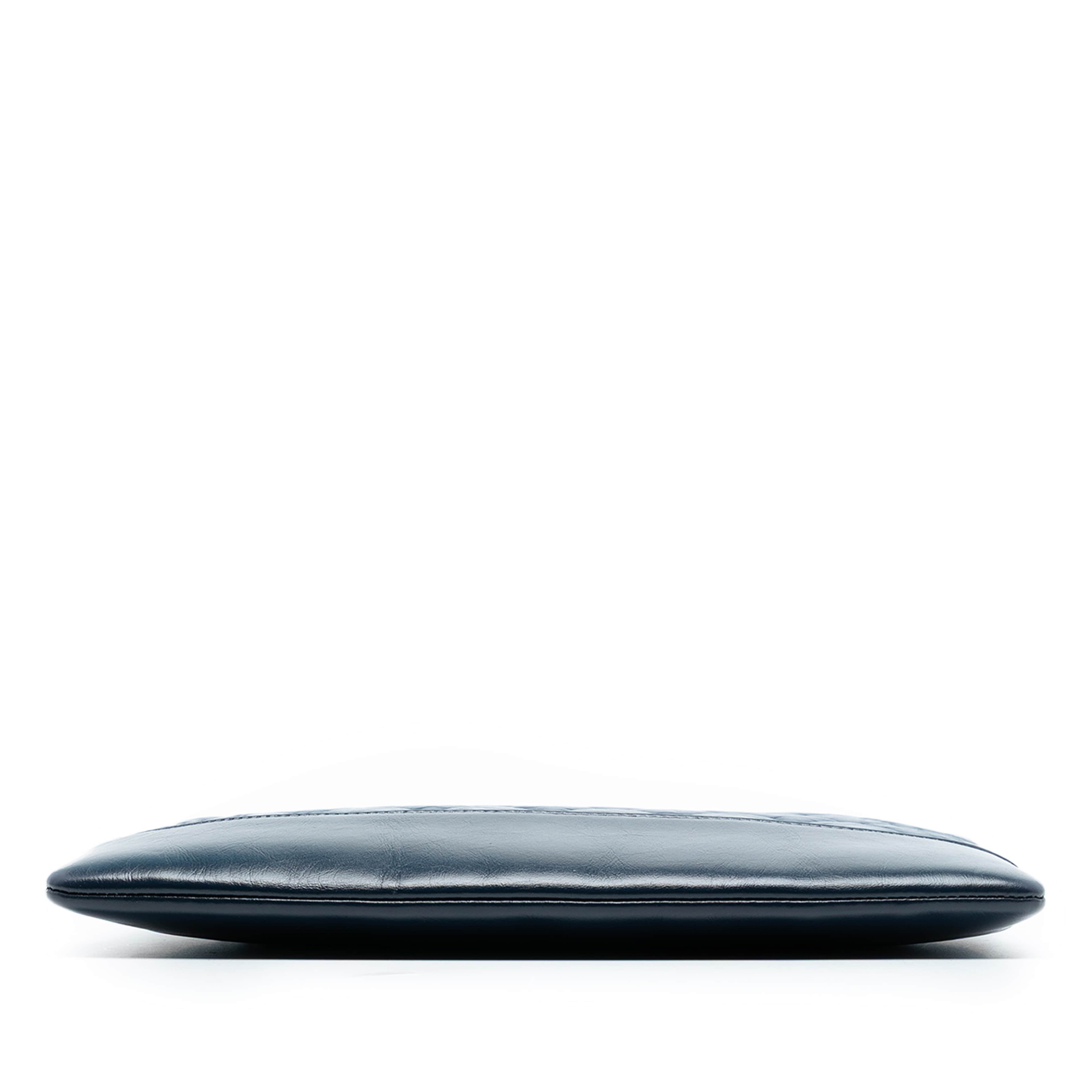 Chanel Medium Aged Calfskin Gabrielle O Case Clutch, från Luxclusif, i färgen dark blue. Klicka för att öppna bilden i stort format