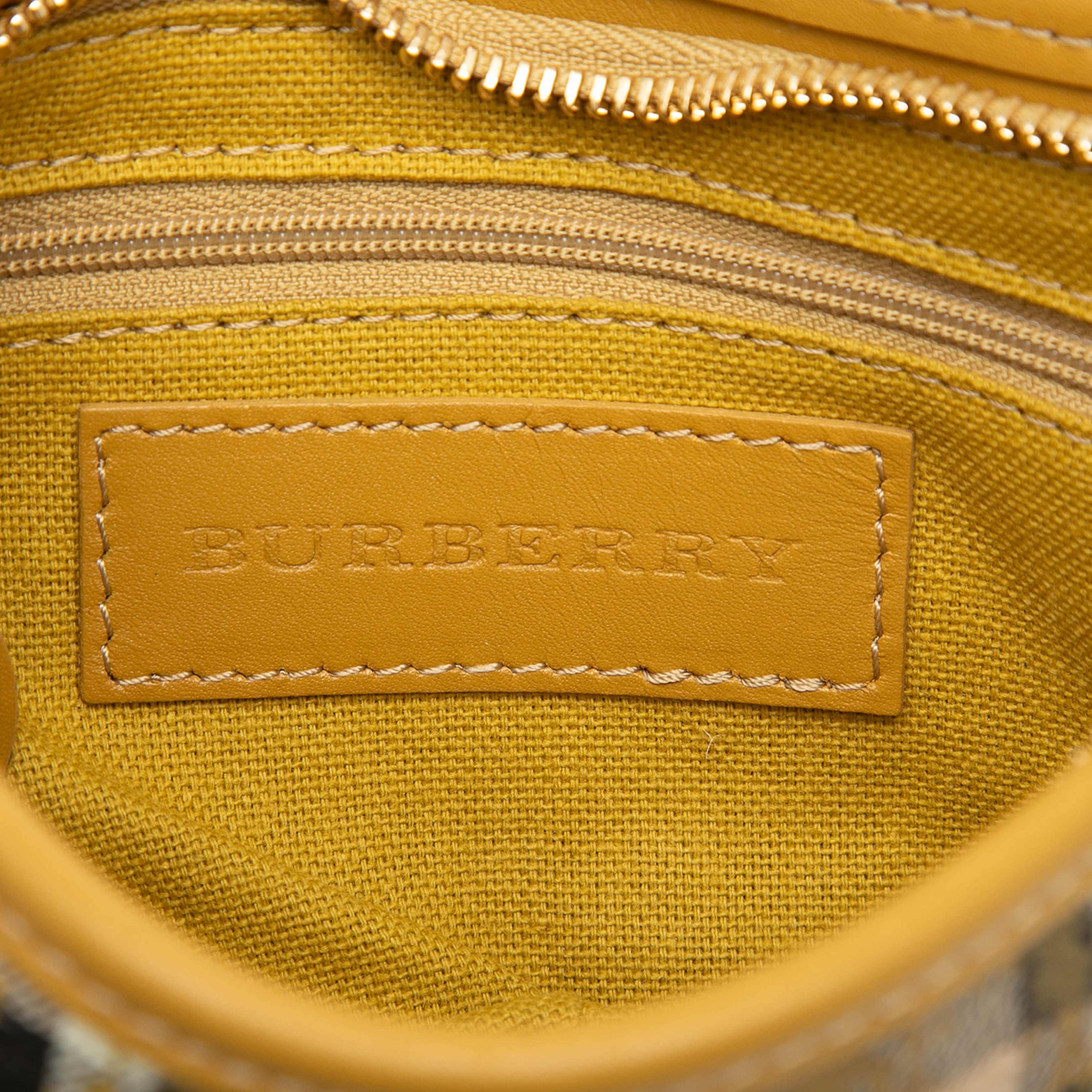 Burberry Studded Haymarket Check Coated Canvas Canterbury Crossbody, från Luxclusif, i färgen beige. Klicka för att öppna bilden i stort format