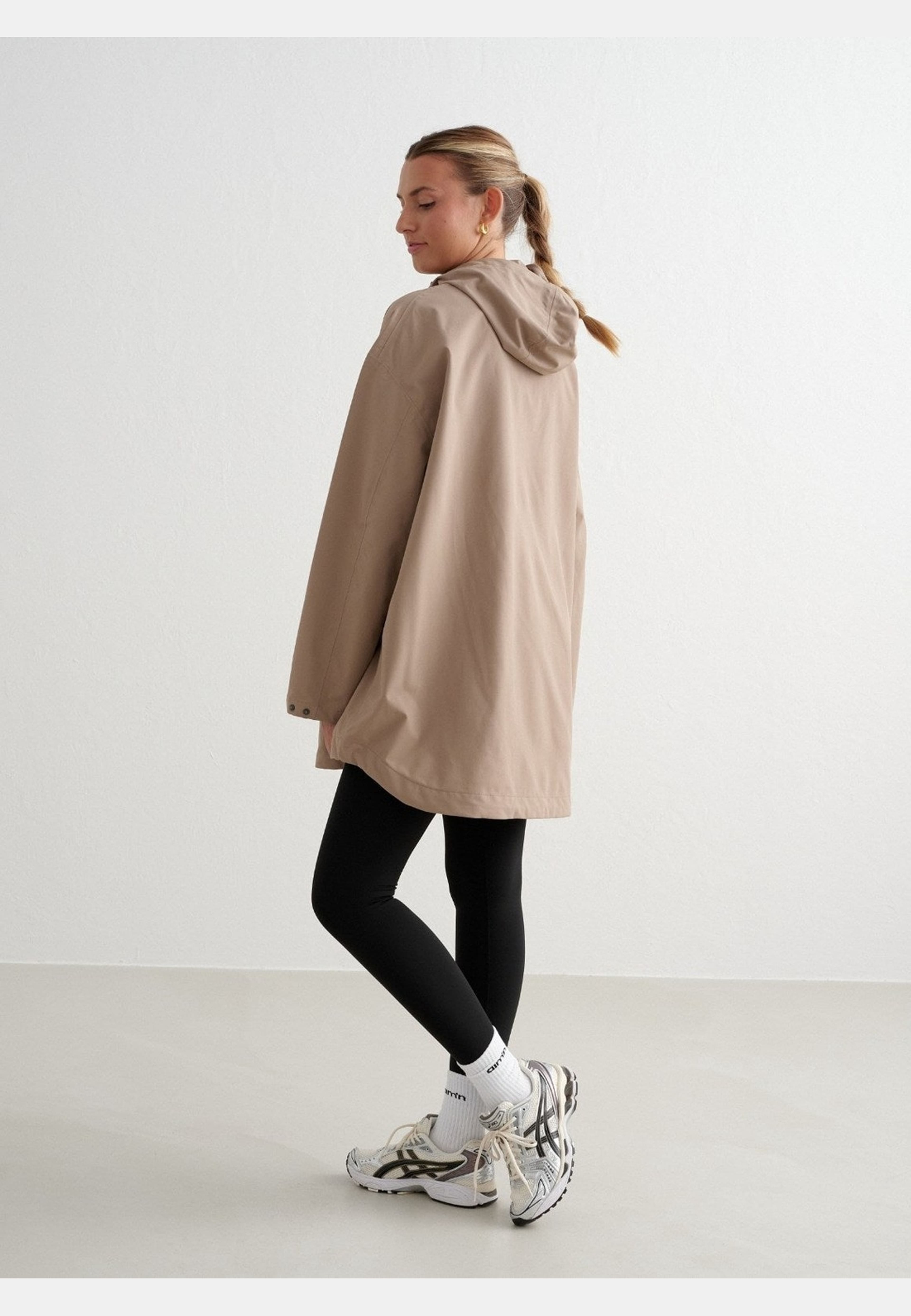 Waterproof Oversized Anorak, från aim'n, i färgen espresso. Klicka för att öppna bilden i stort format