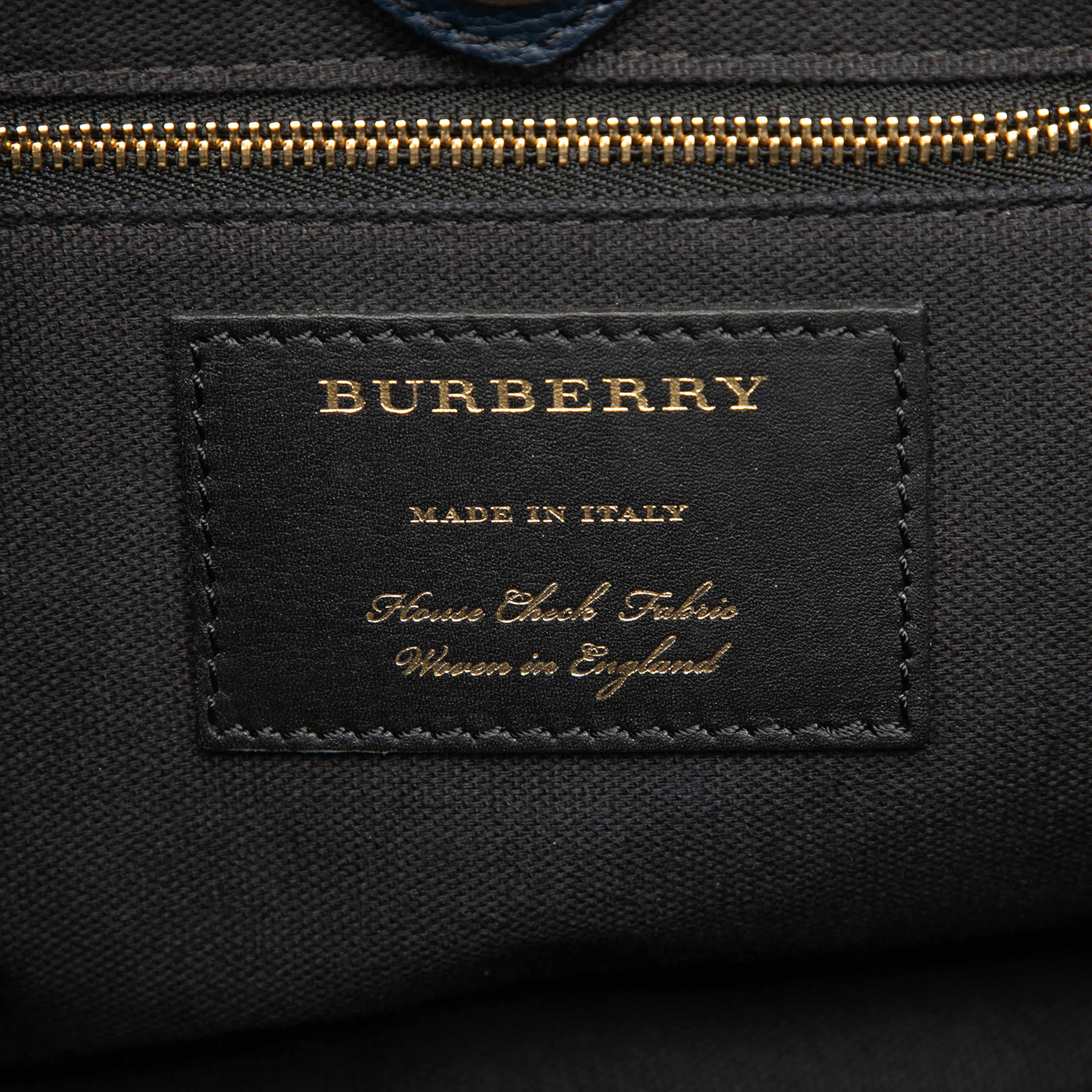 Burberry Medium Leather And House Check Banner Satchel, från Luxclusif, i färgen navy. Klicka för att öppna bilden i stort format