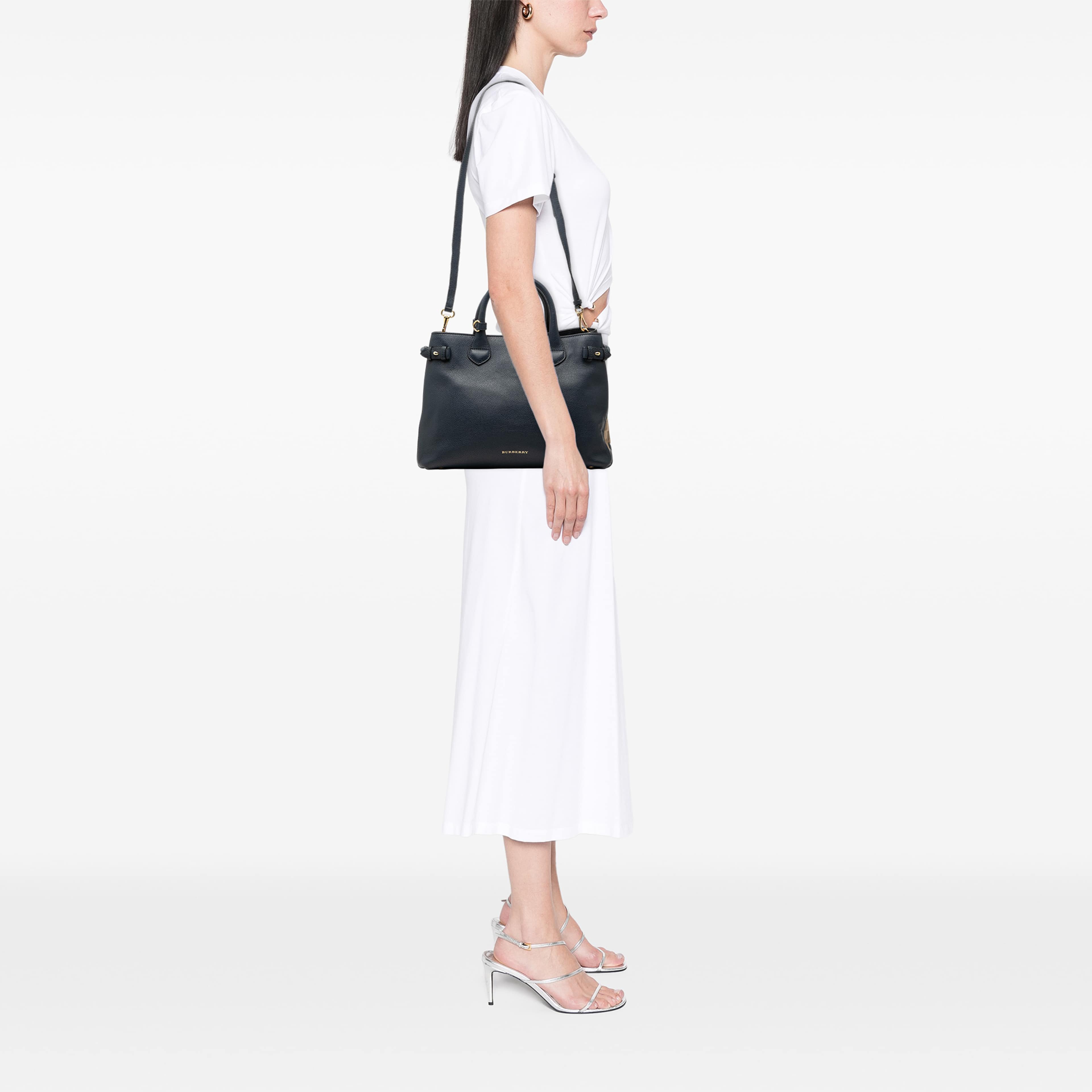 Burberry Medium Leather And House Check Banner Satchel, från Luxclusif, i färgen blå. Klicka för att öppna bilden i stort format
