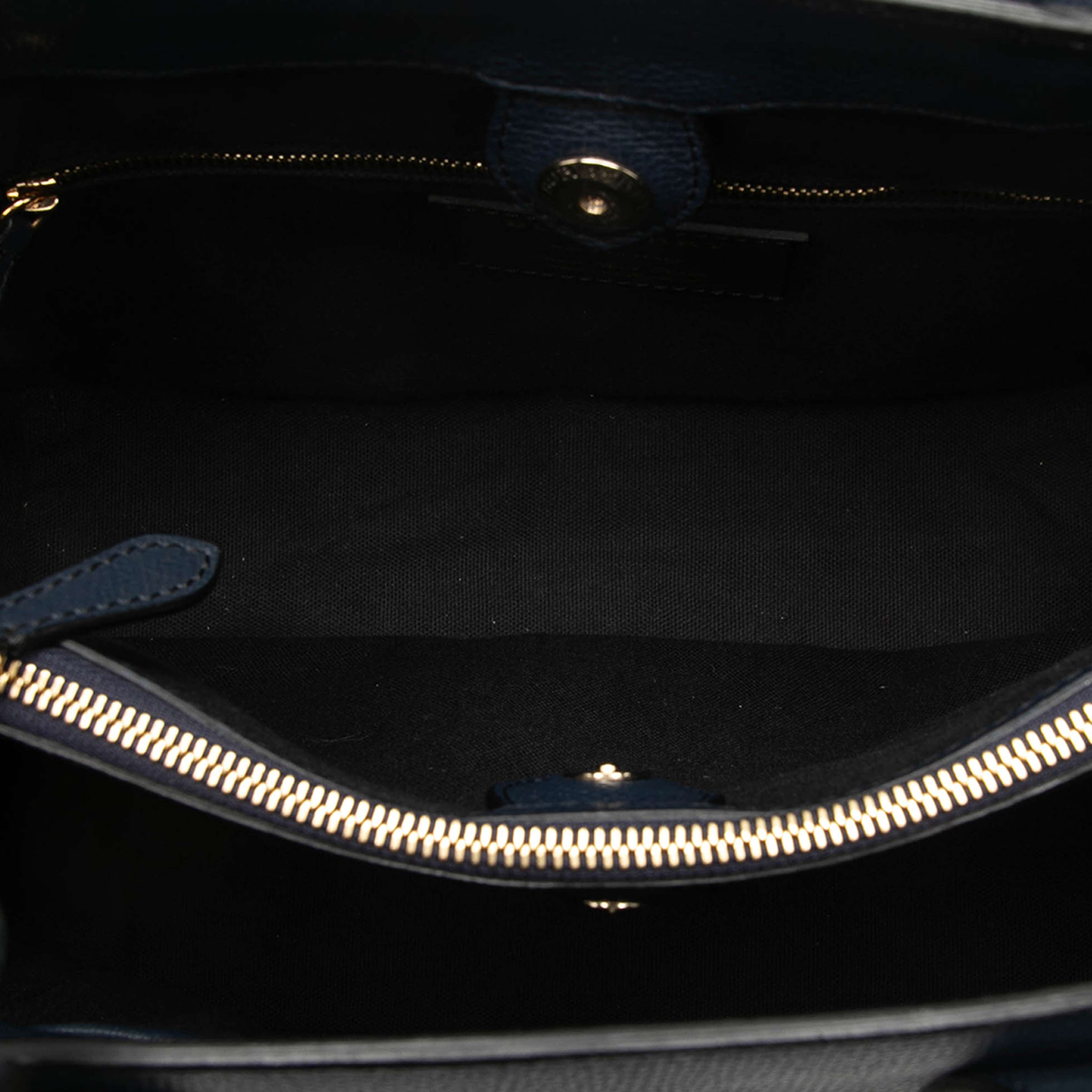 Burberry Medium Leather And House Check Banner Satchel, från Luxclusif, i färgen navy. Klicka för att öppna bilden i stort format