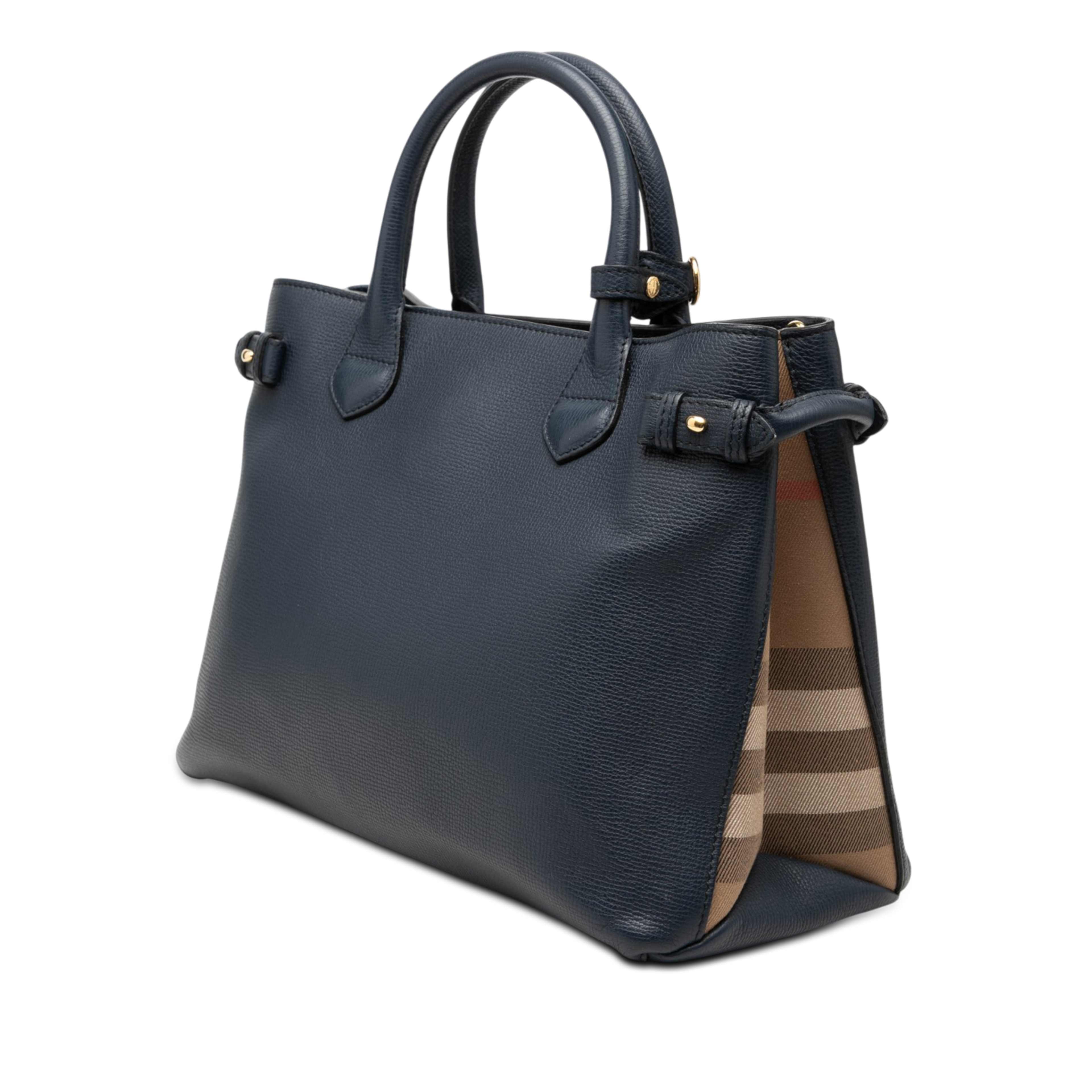 Burberry Medium Leather And House Check Banner Satchel, från Luxclusif, i färgen navy. Klicka för att öppna bilden i stort format