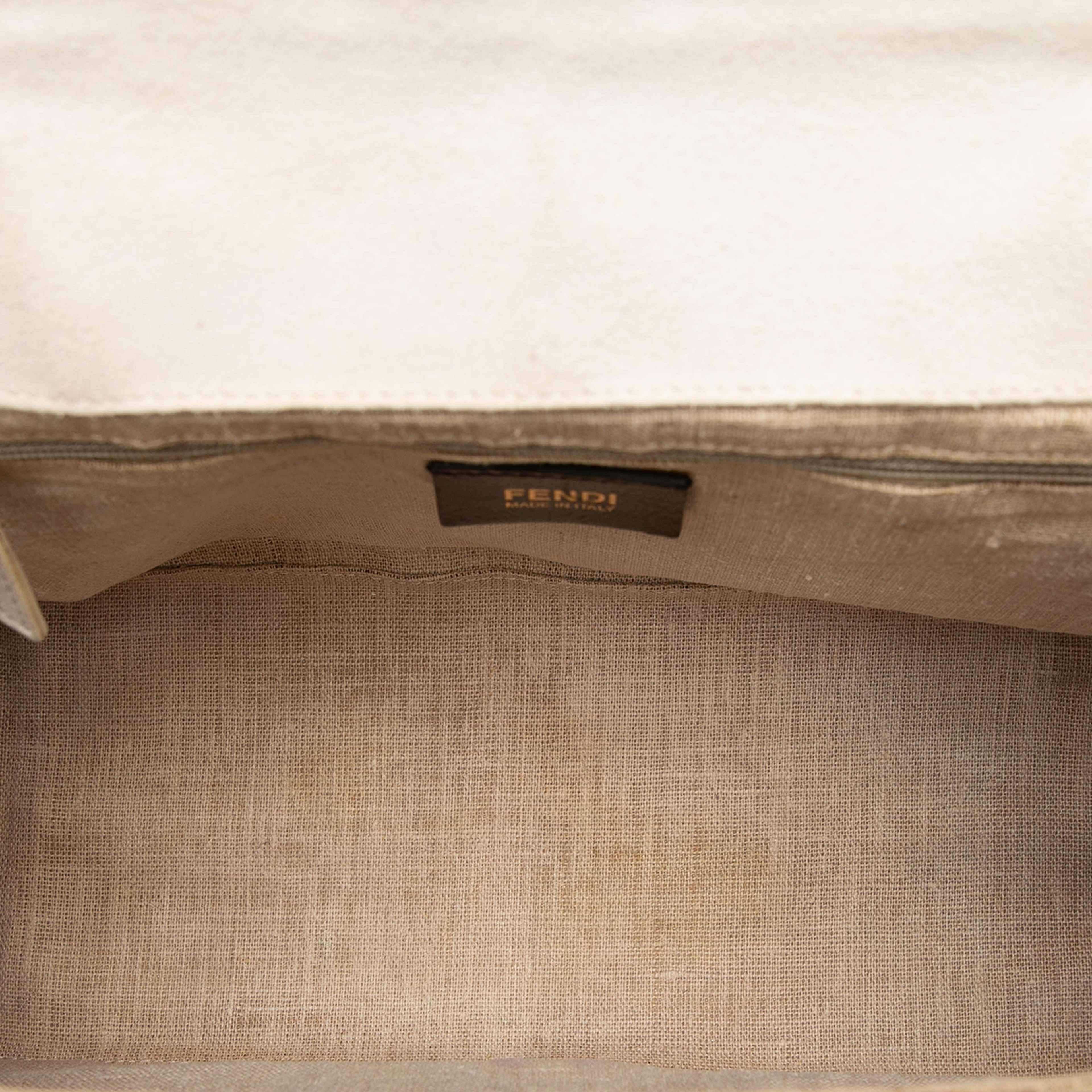 Fendi Calfskin Silvana Top Handle Bag, från Luxclusif, i färgen brown. Klicka för att öppna bilden i stort format