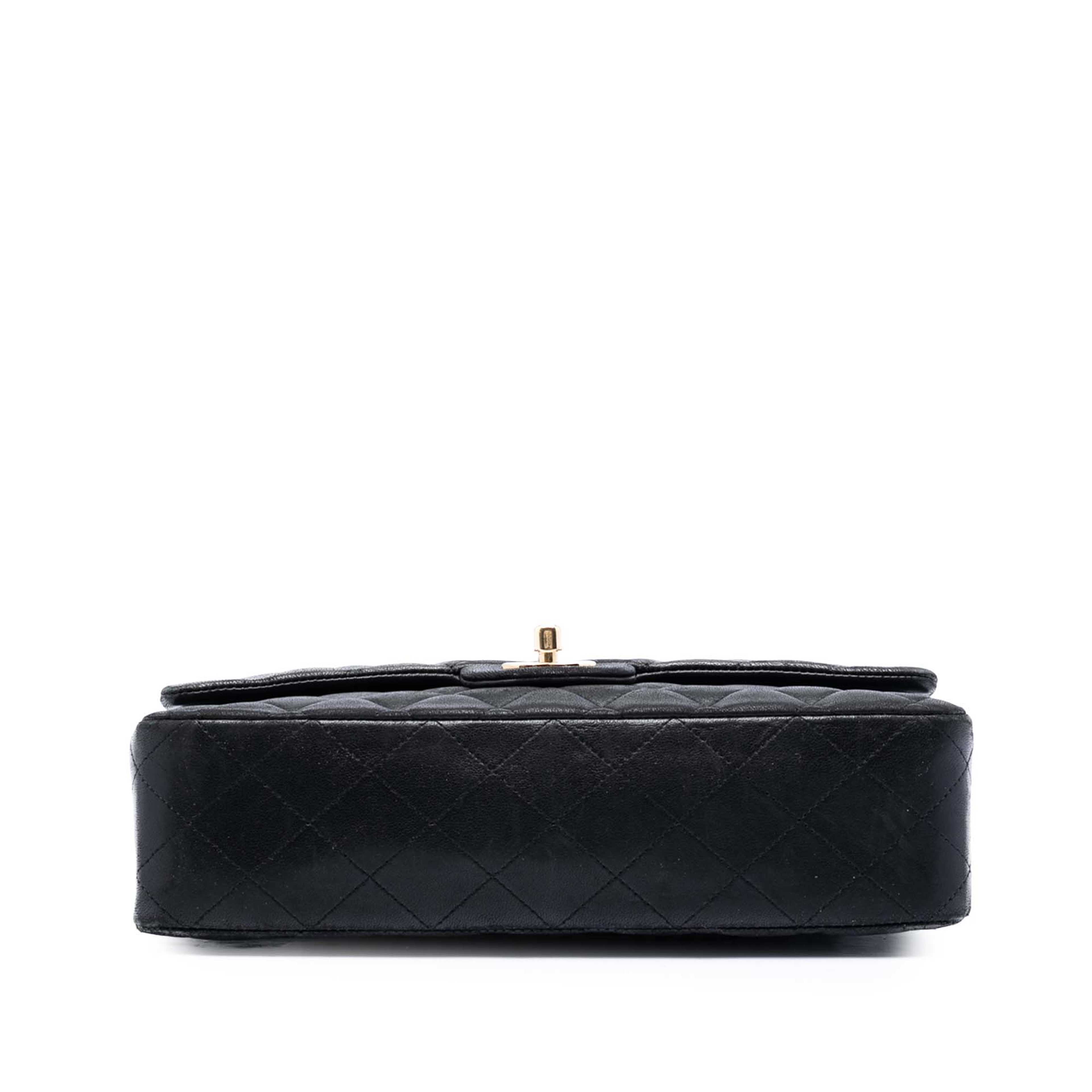 Chanel Medium Classic Lambskin Double Flap, från Luxclusif, i färgen black. Klicka för att öppna bilden i stort format