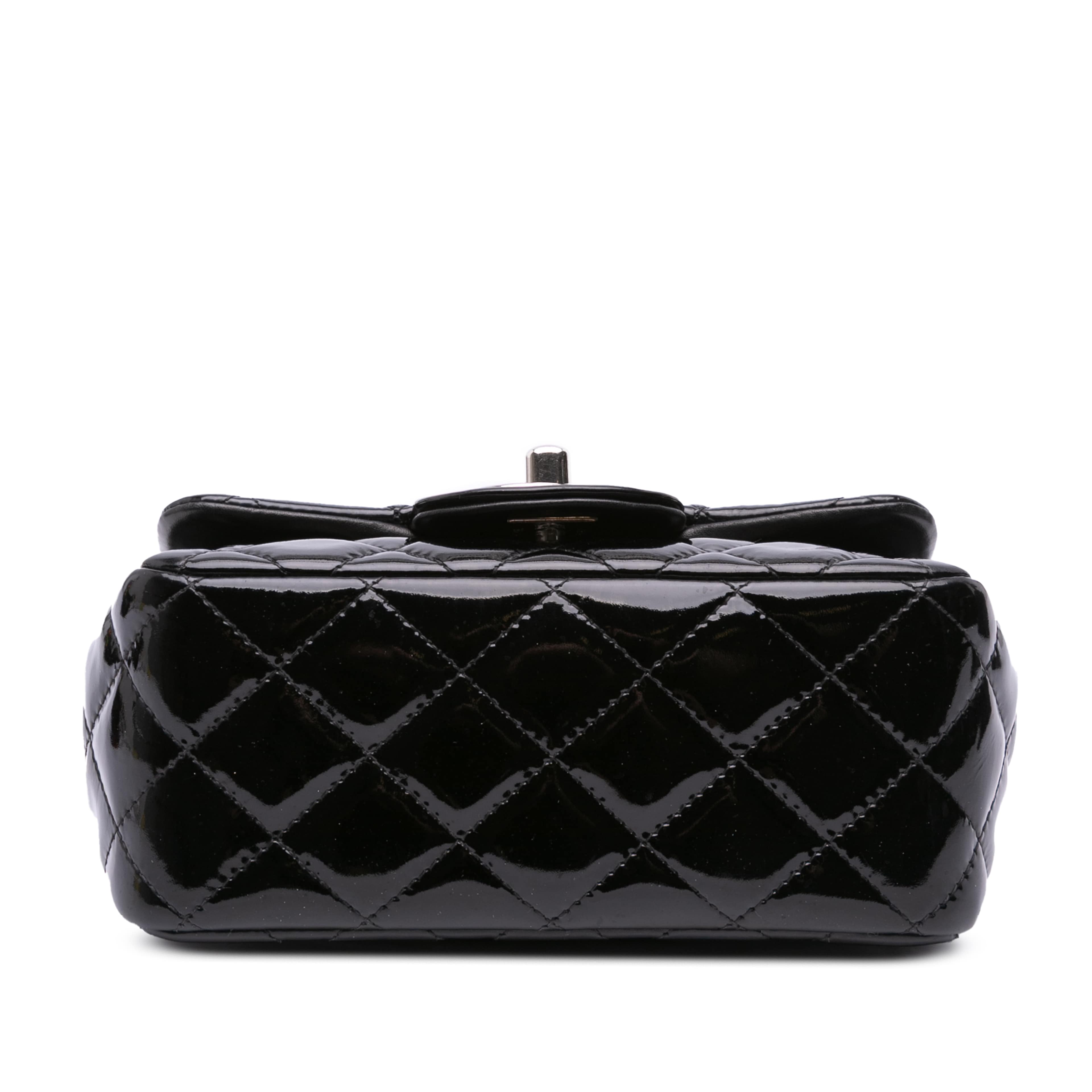 Chanel Mini Square Classic Patent Single Flap, från Luxclusif, i färgen black. Klicka för att öppna bilden i stort format