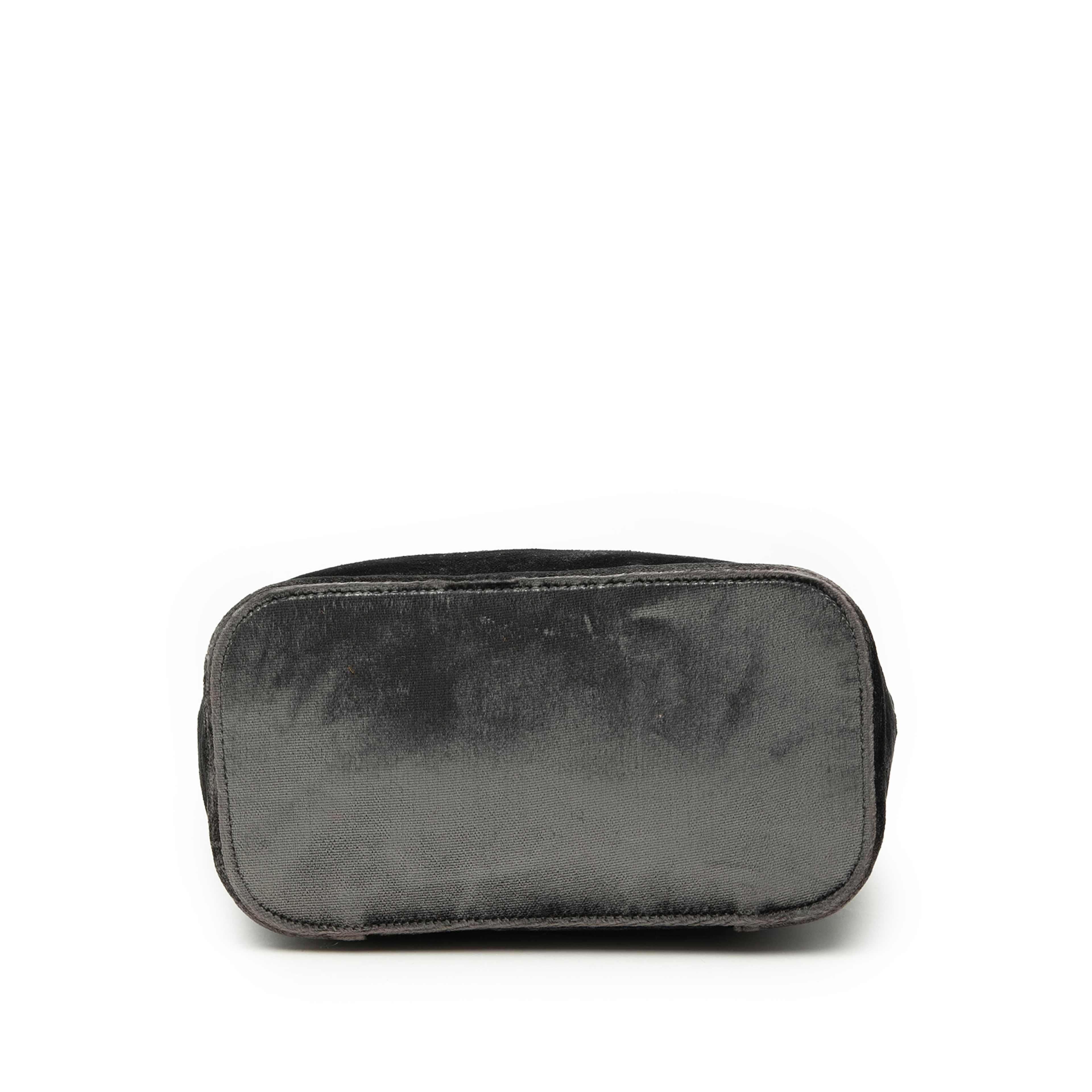 Gucci Velvet Ring Bucket, från Luxclusif, i färgen silver. Klicka för att öppna bilden i stort format