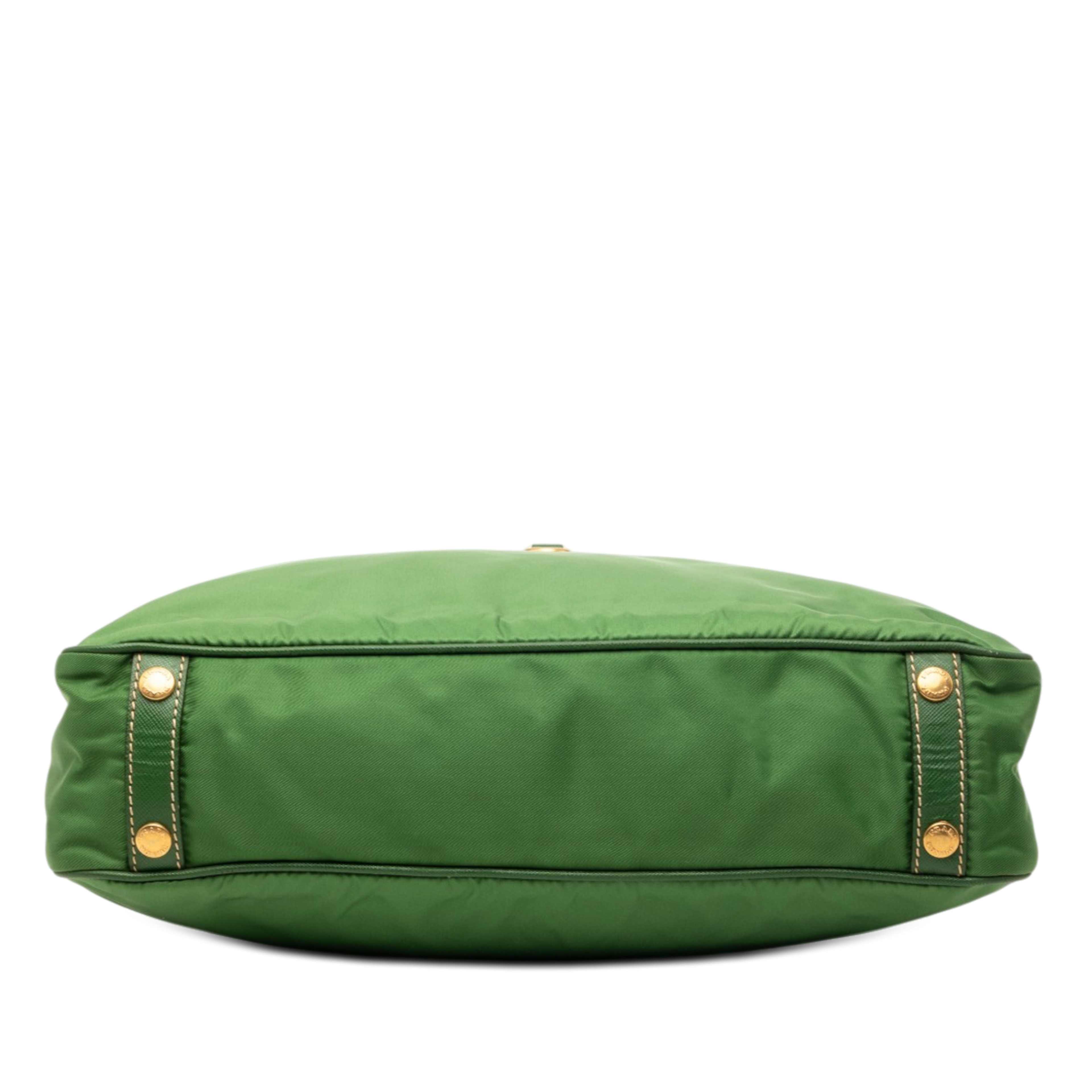 Prada Saffiano Trimmed Tessuto Logo Plate Convertible Tote, från Luxclusif, i färgen green. Klicka för att öppna bilden i stort format