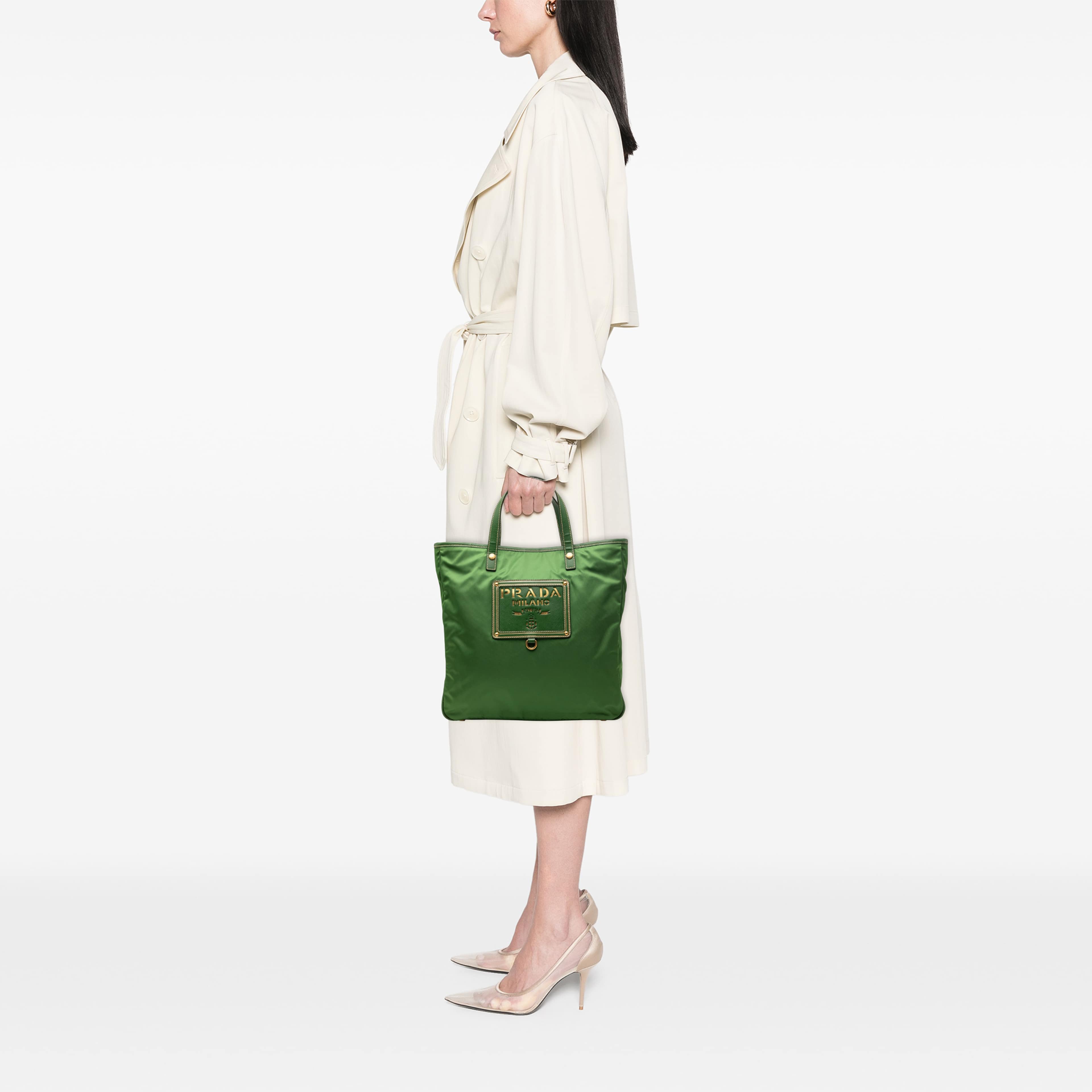 Prada Saffiano Trimmed Tessuto Logo Plate Convertible Tote, från Luxclusif, i färgen grön. Klicka för att öppna bilden i stort format