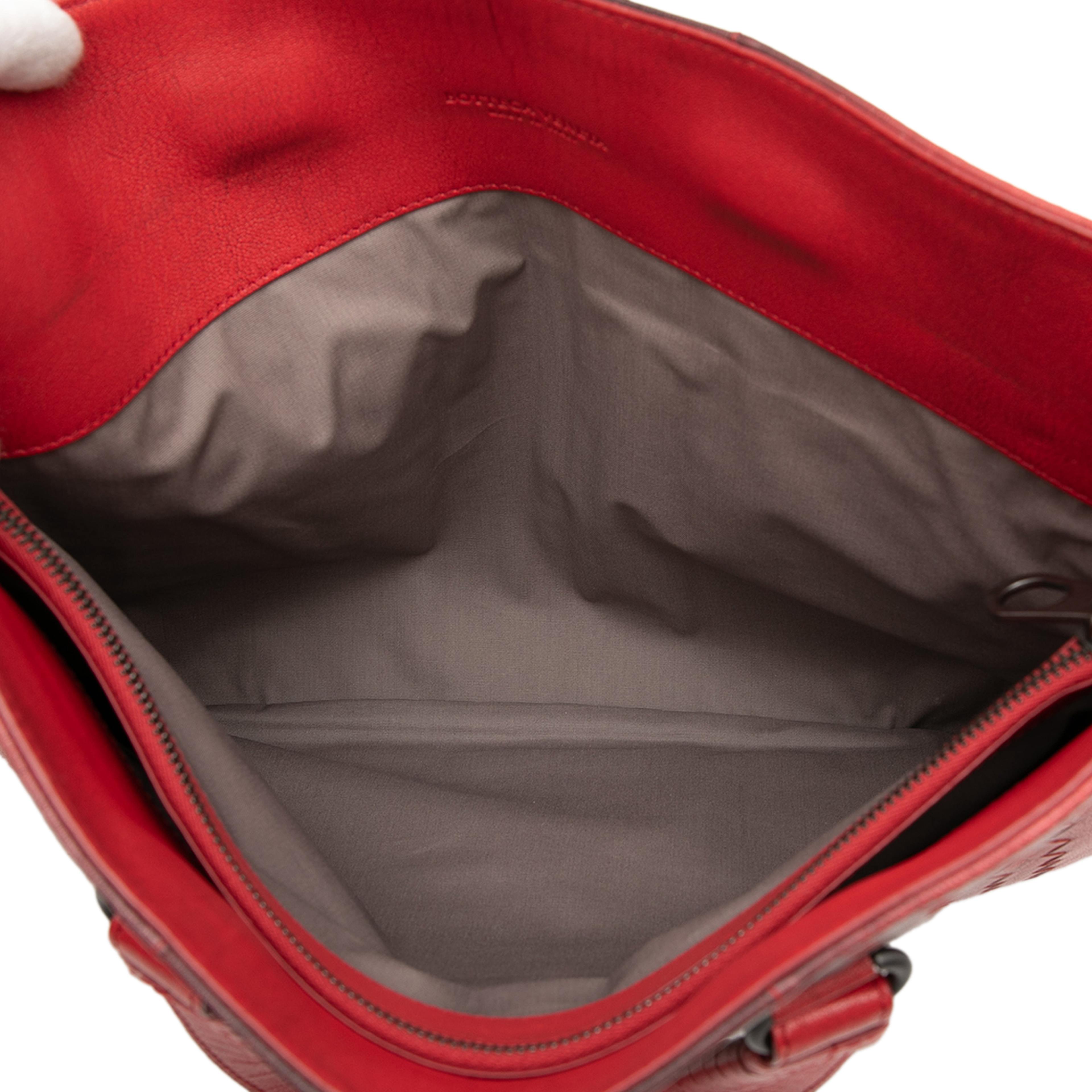 Bottega Veneta Nappa Intrecciato Briefcase, från Luxclusif, i färgen red. Klicka för att öppna bilden i stort format