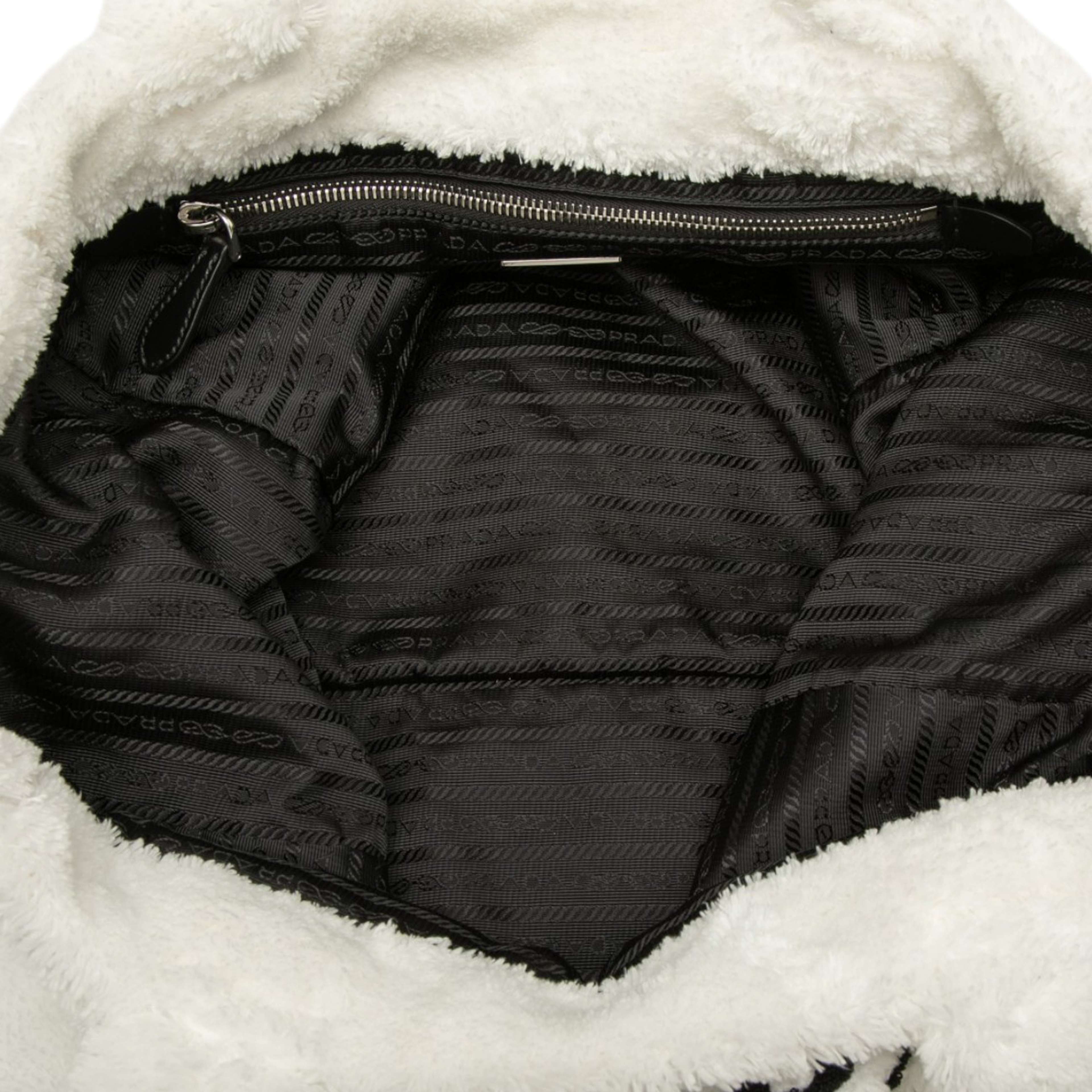 Prada Spugna Terry Cloth Logo Tote, från Luxclusif, i färgen vit. Klicka för att öppna bilden i stort format