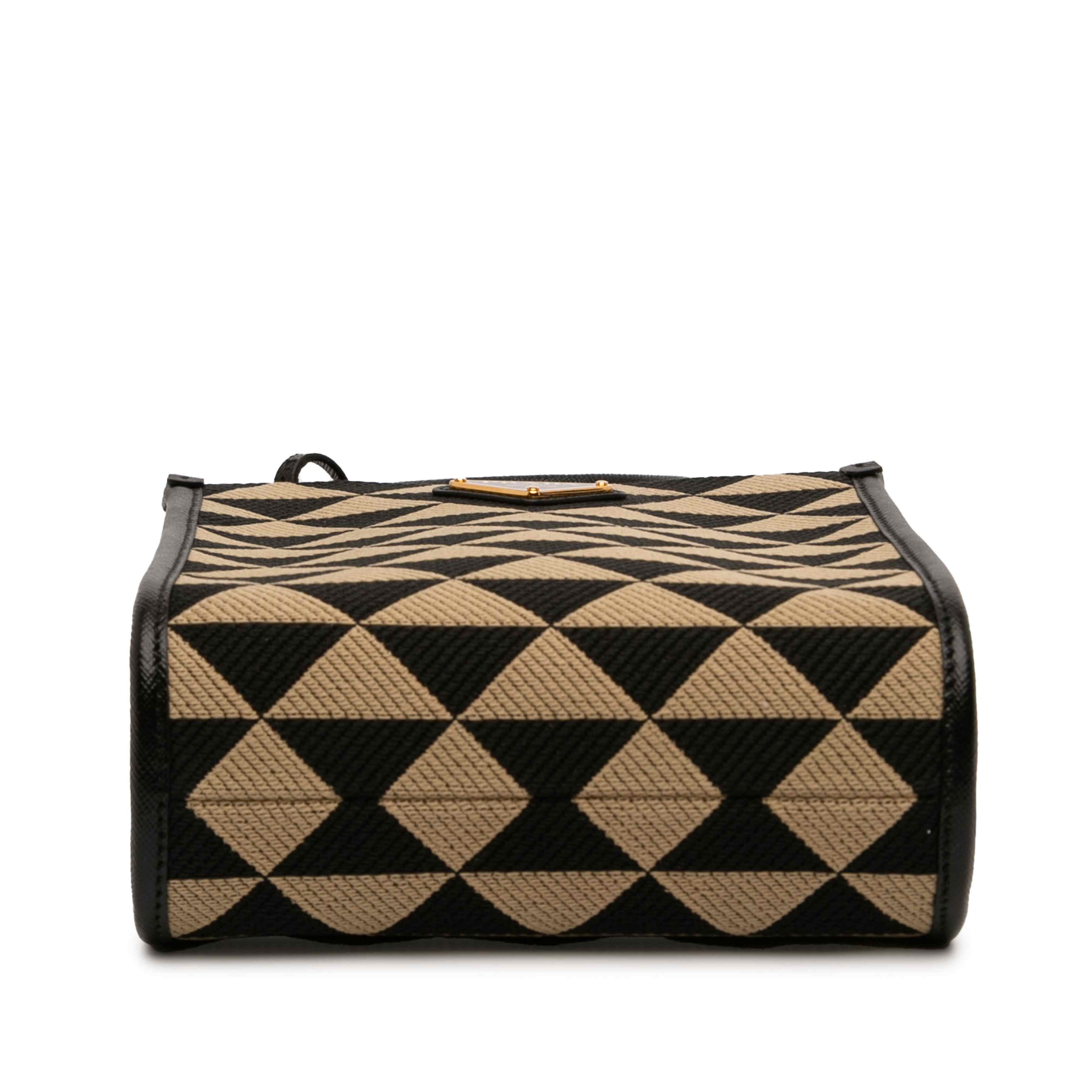 Prada Mini Embroidered Jacquard Symbole Triangolo Satchel, från Luxclusif, i färgen brown. Klicka för att öppna bilden i stort format