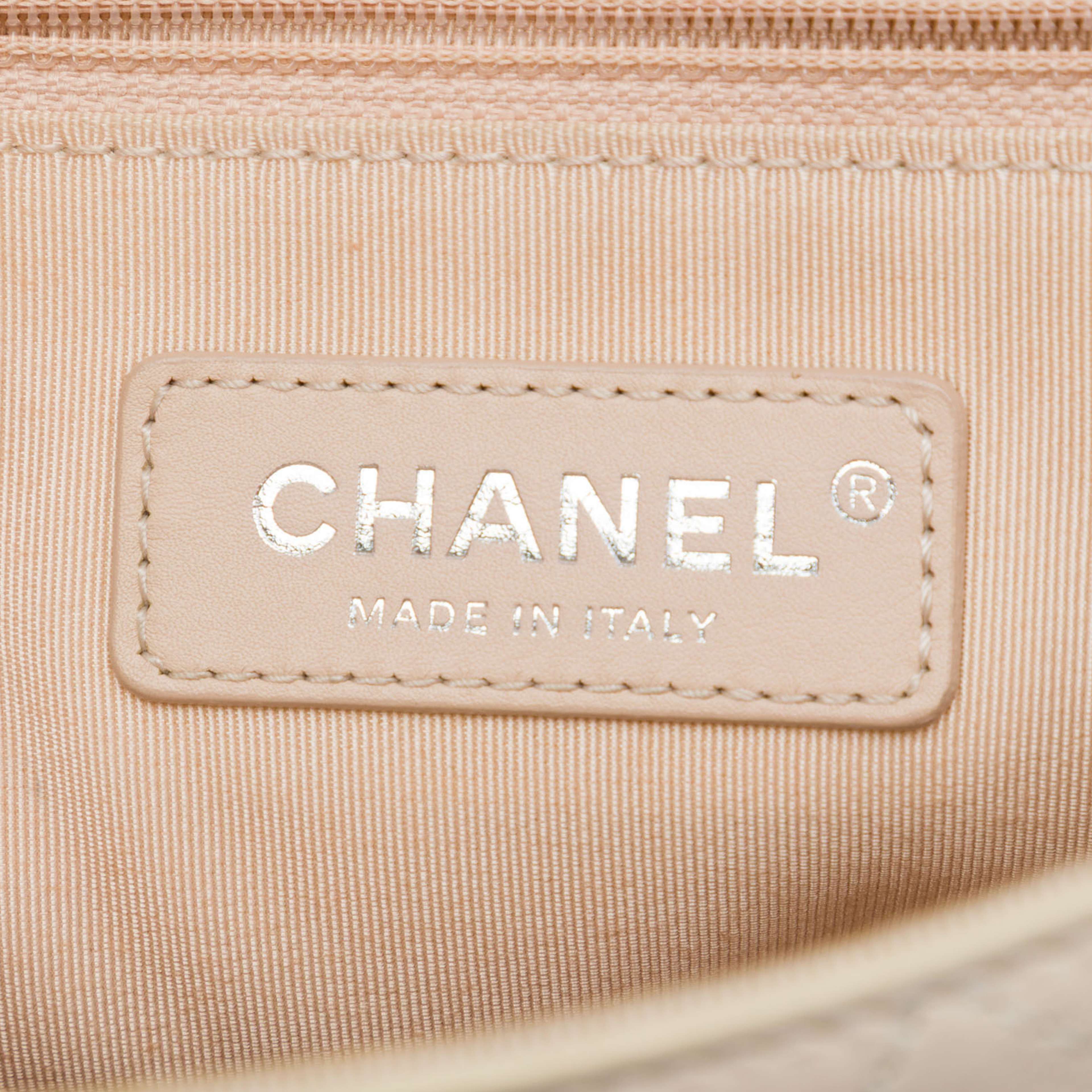 Chanel Cc Quilted Crumpled Calfskin And Grosgrain Flap, från Luxclusif, i färgen brun. Klicka för att öppna bilden i stort format