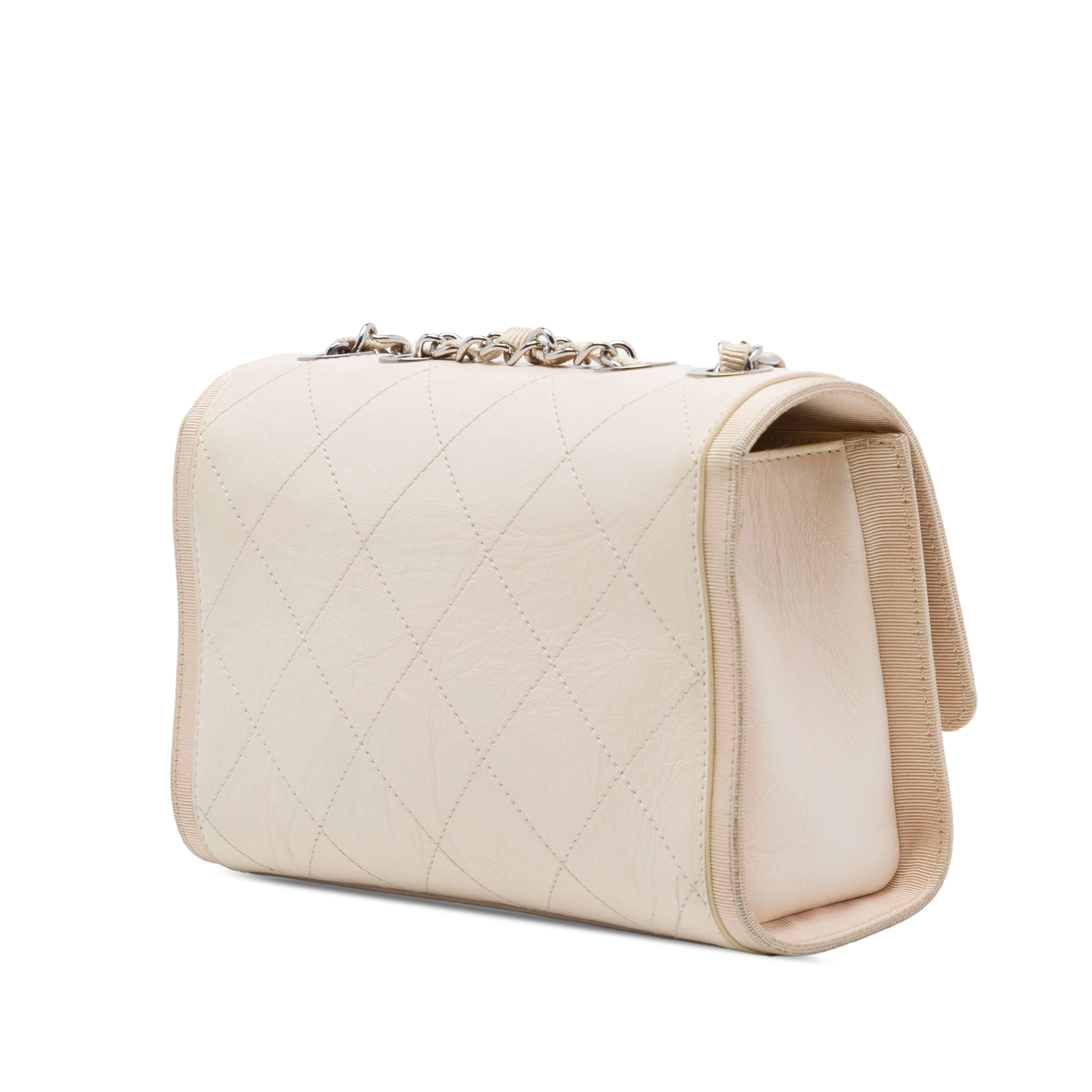 Chanel Cc Quilted Crumpled Calfskin And Grosgrain Flap, från Luxclusif, i färgen brun. Klicka för att öppna bilden i stort format