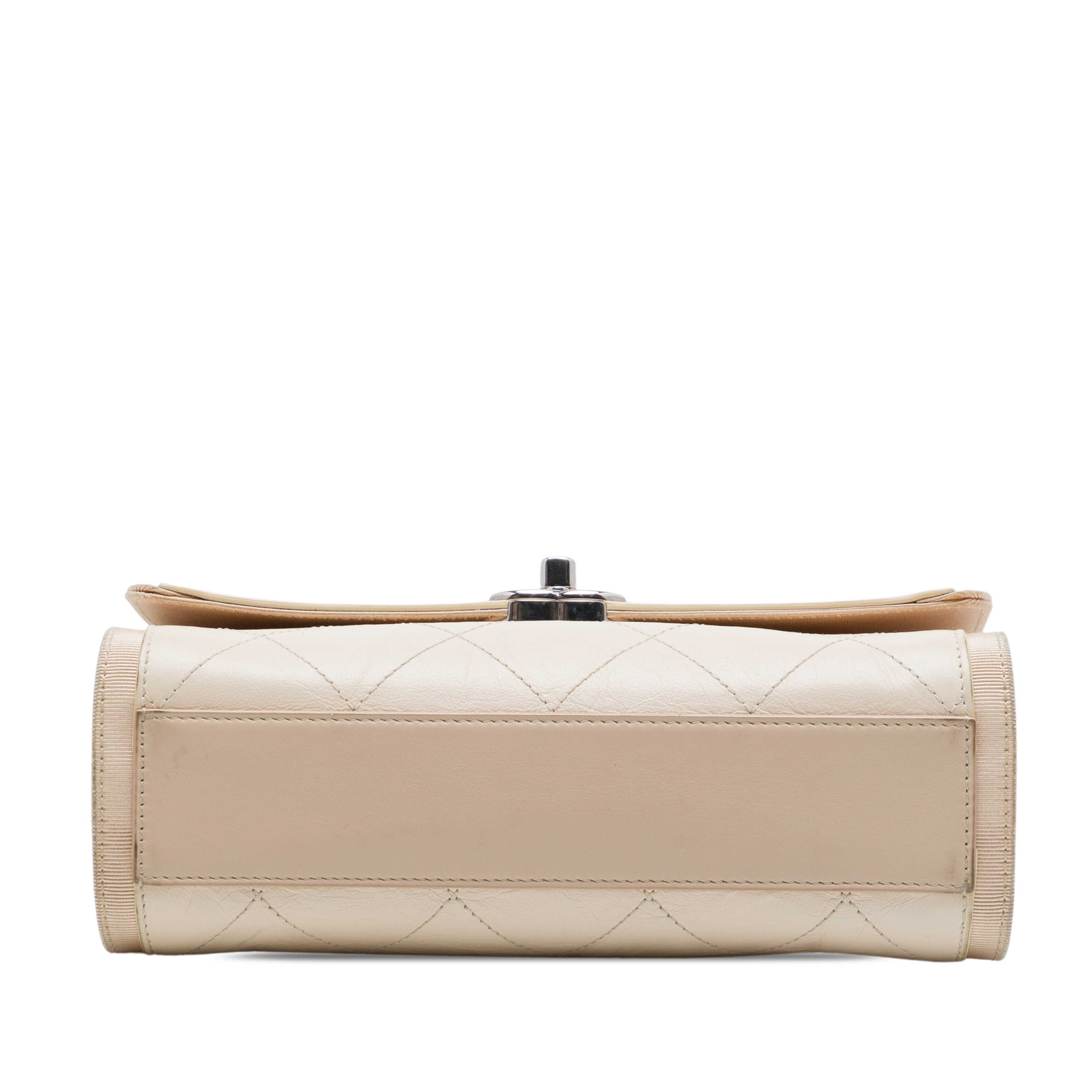Chanel Cc Quilted Crumpled Calfskin And Grosgrain Flap, från Luxclusif, i färgen brun. Klicka för att öppna bilden i stort format