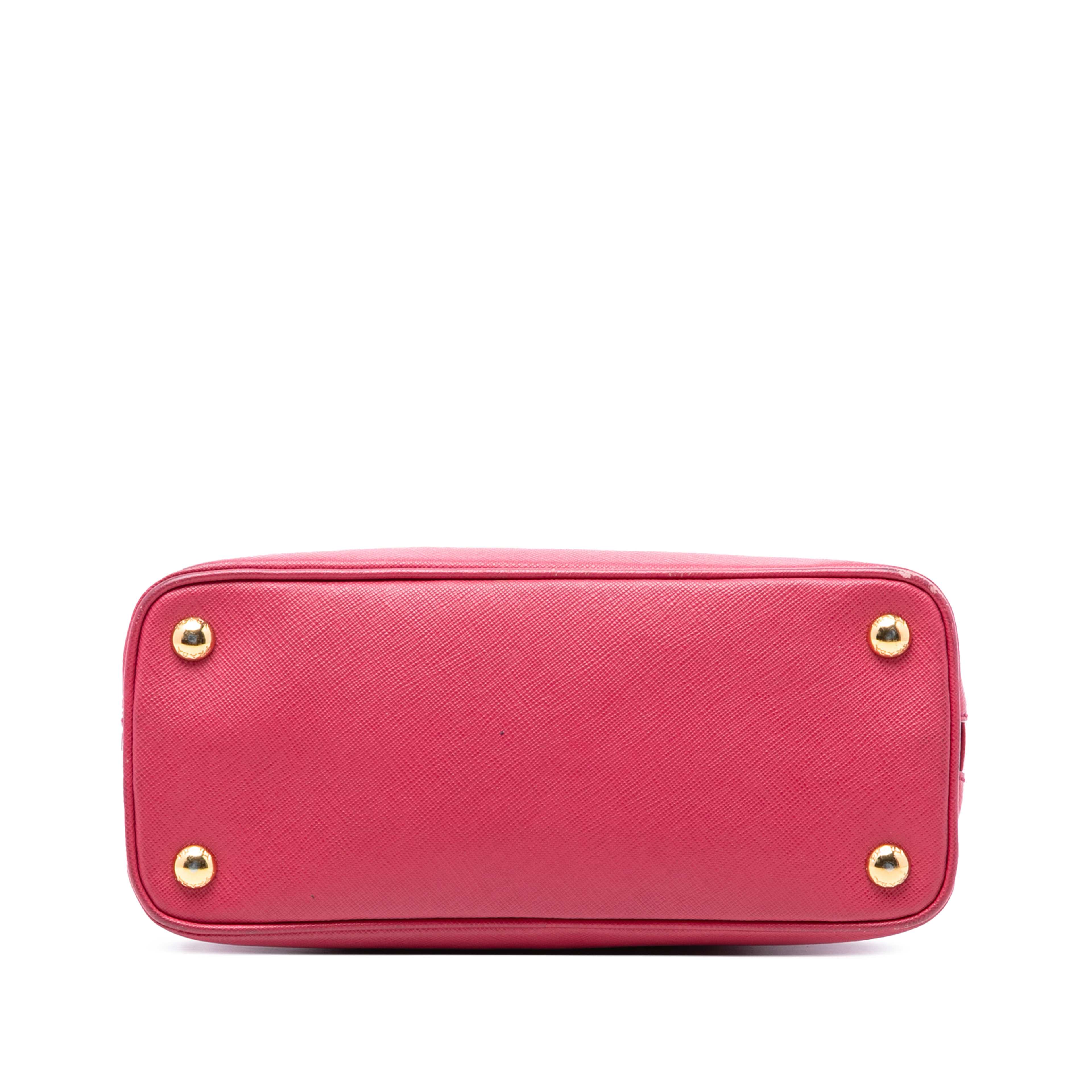 Prada Small Saffiano Lux Promenade Satchel, från Luxclusif, i färgen pink. Klicka för att öppna bilden i stort format