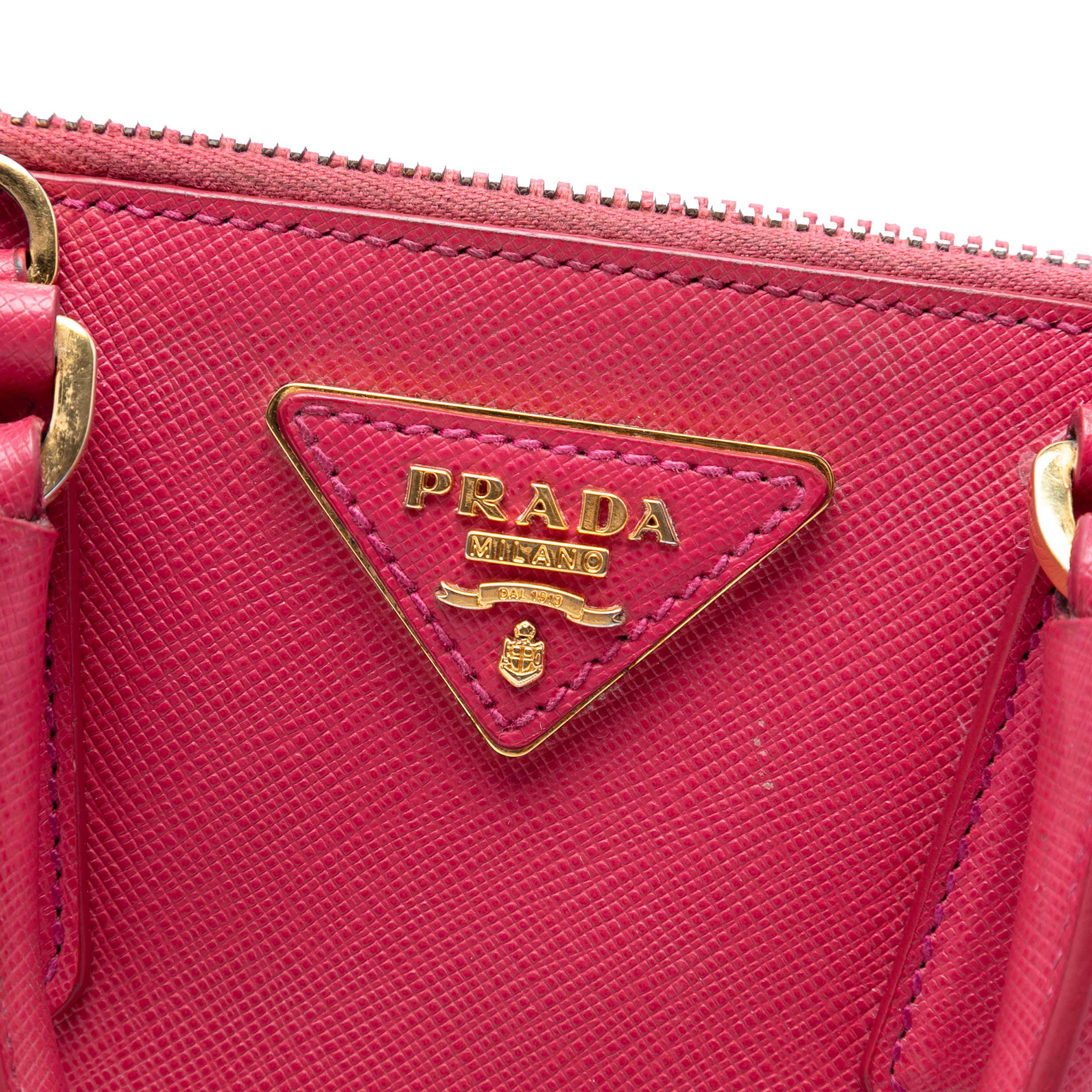 Prada Small Saffiano Lux Promenade Satchel, från Luxclusif, i färgen rosa. Klicka för att öppna bilden i stort format