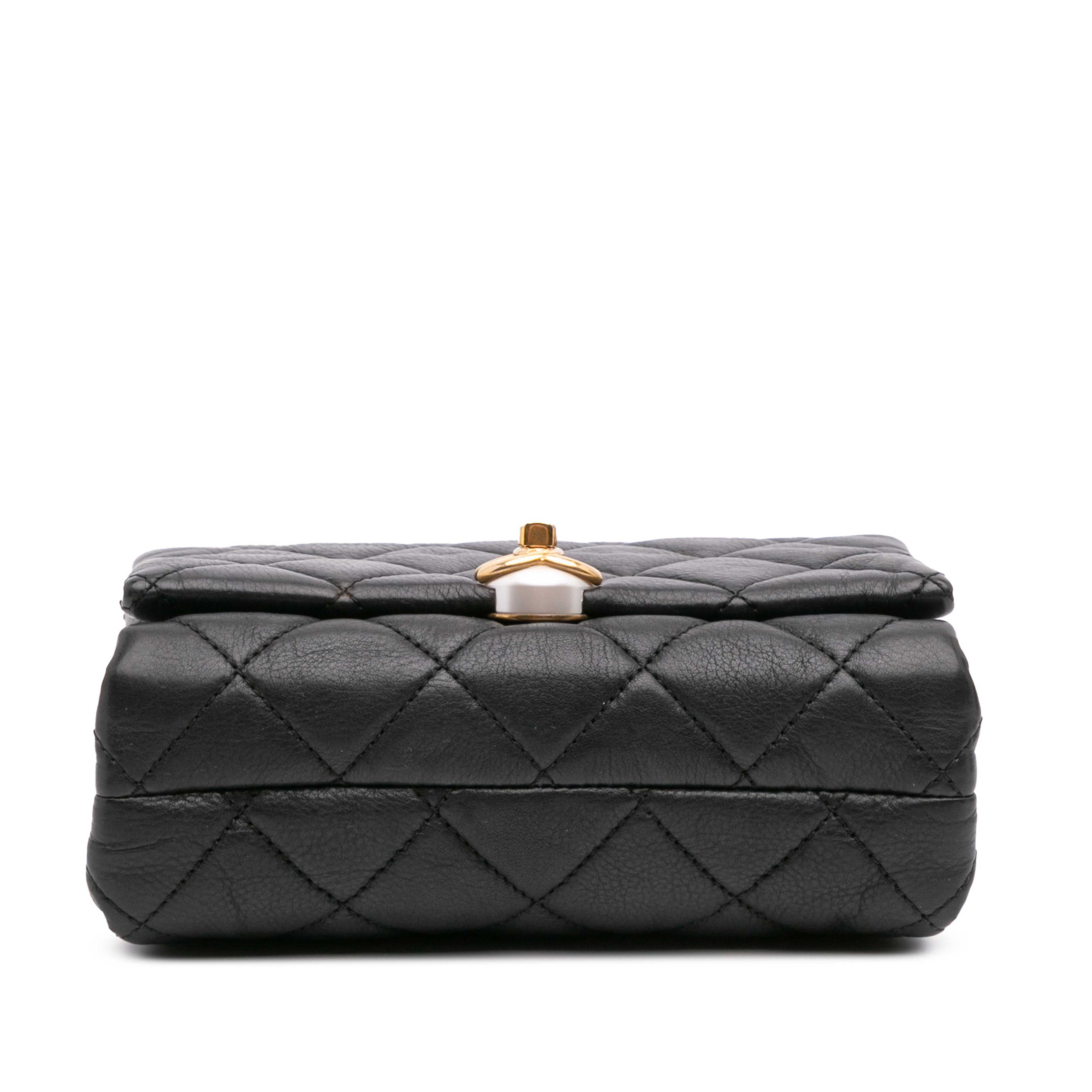 Chanel Mini Quilted Calfskin Pearl Cc Accordion Flap, från Luxclusif, i färgen svart. Klicka för att öppna bilden i stort format