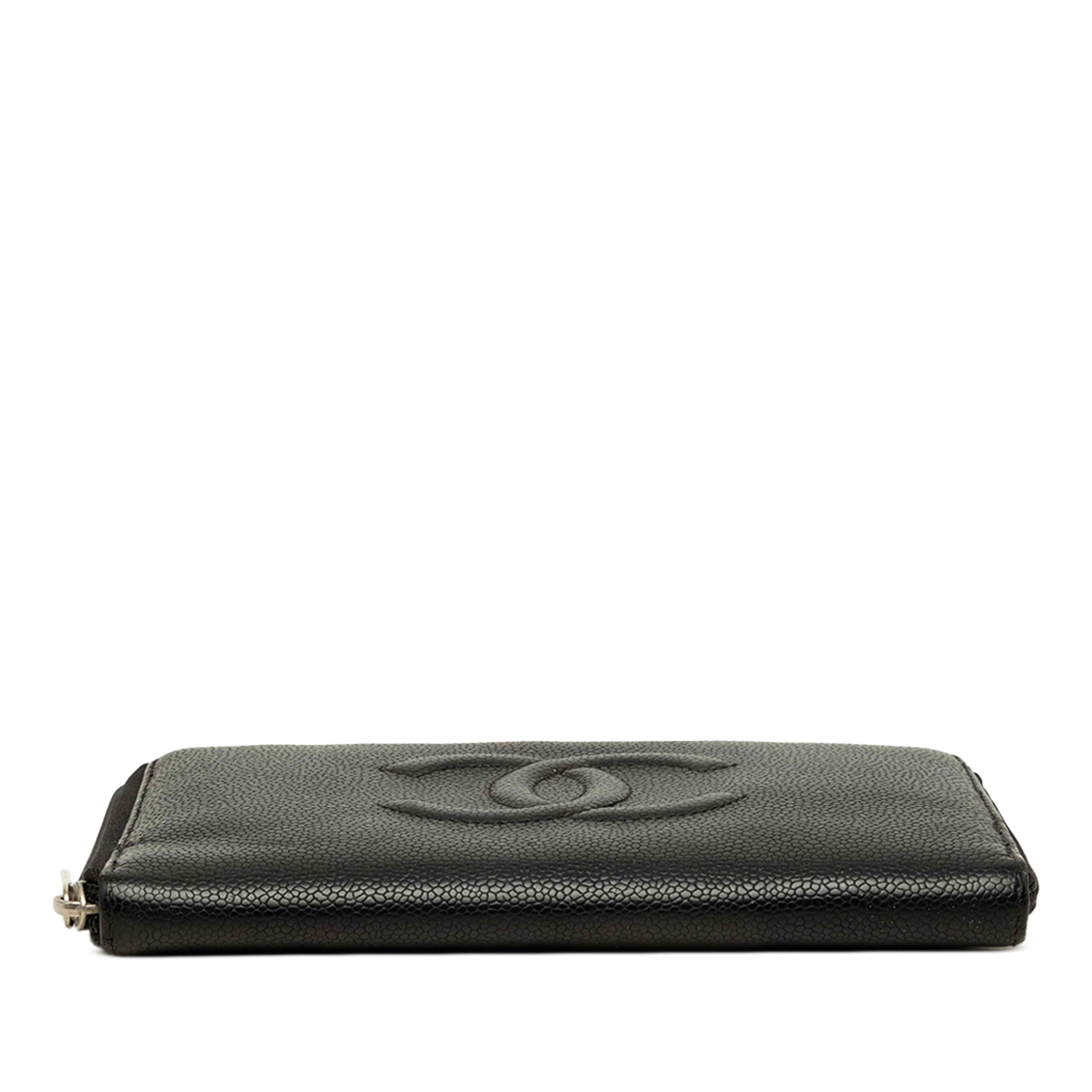 Chanel Cc Caviar Zip Around Organizer Wallet, från Luxclusif, i färgen svart. Klicka för att öppna bilden i stort format