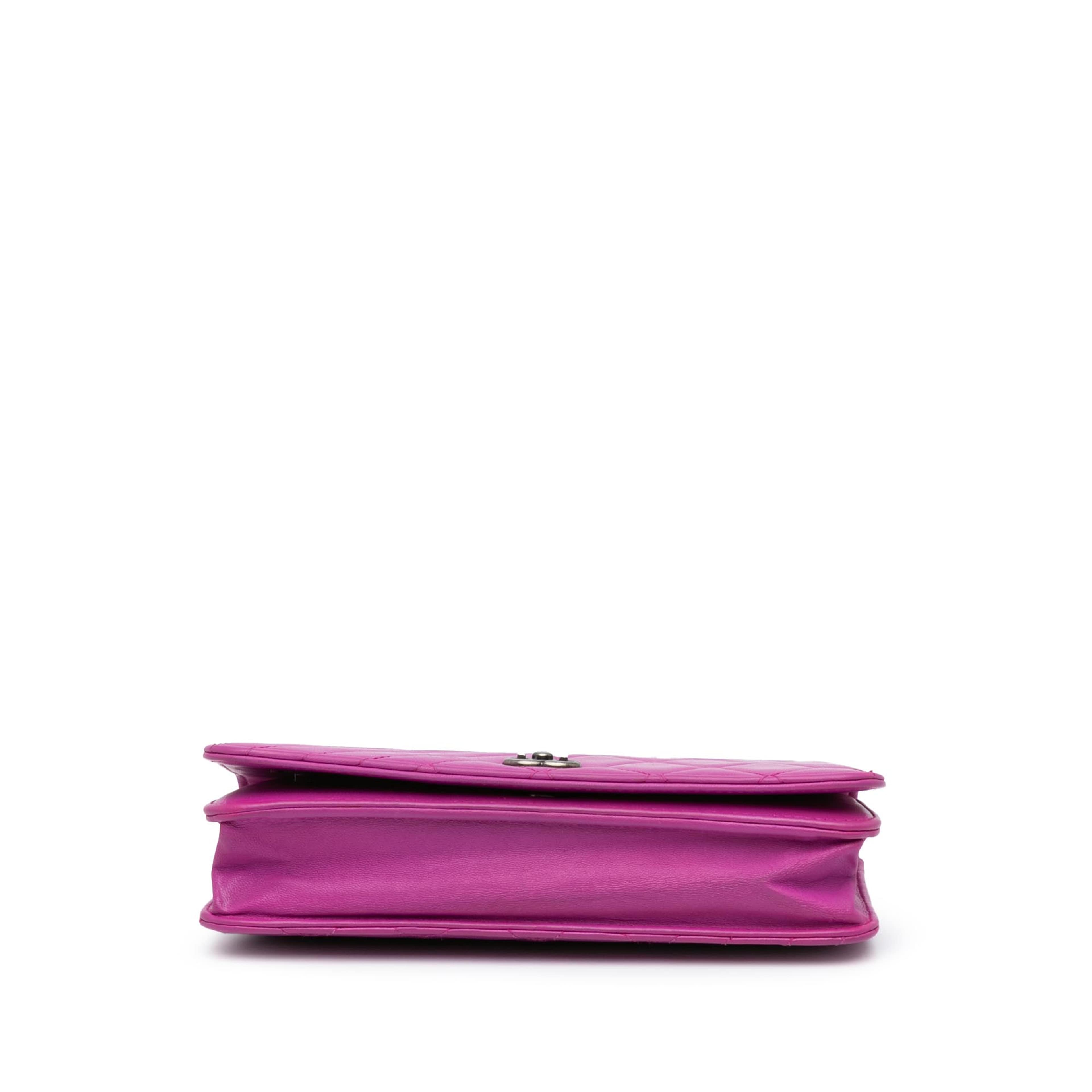 Chanel Lambskin Coco Boy Wallet On Chain, från Luxclusif, i färgen magenta. Klicka för att öppna bilden i stort format