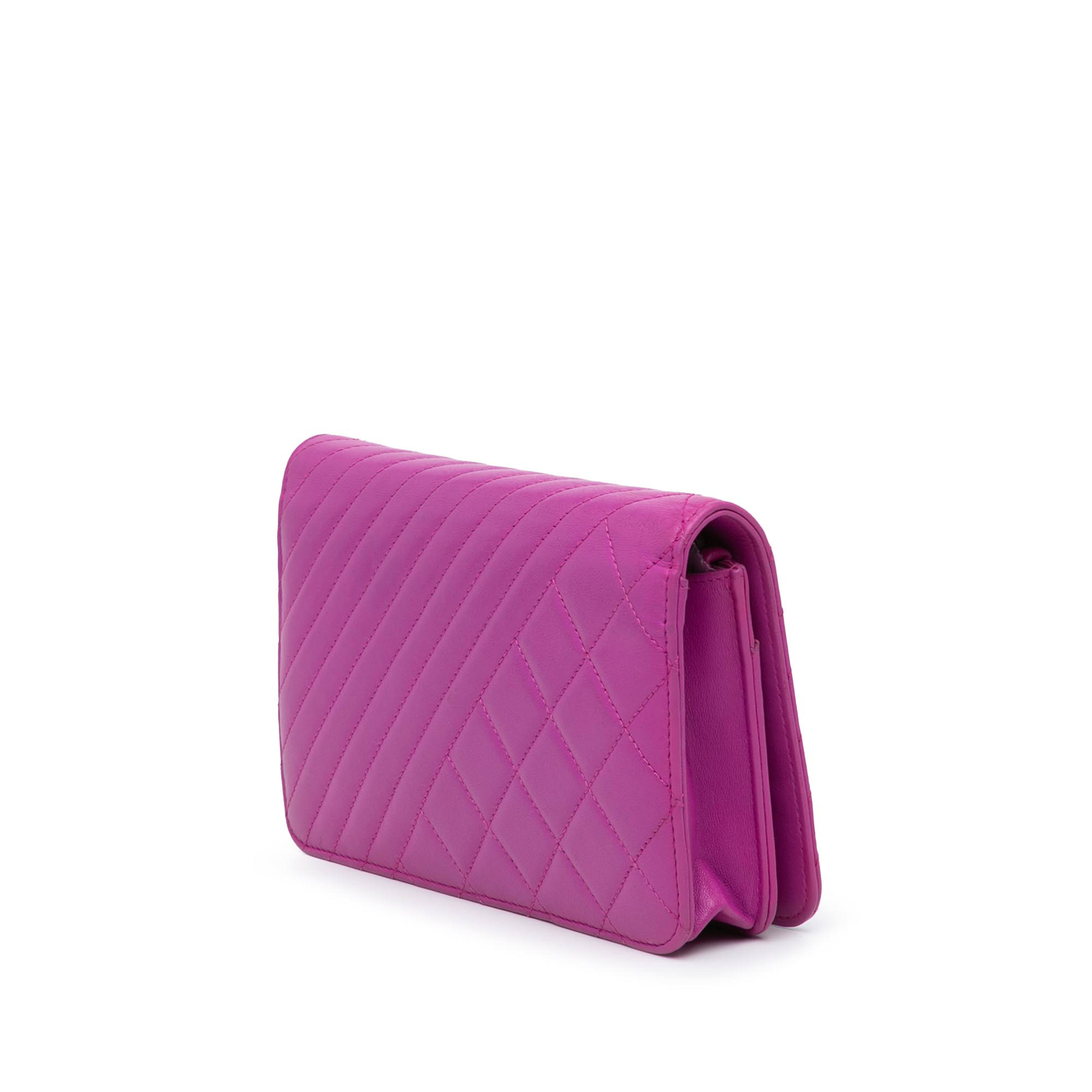 Chanel Lambskin Coco Boy Wallet On Chain, från Luxclusif, i färgen magenta. Klicka för att öppna bilden i stort format