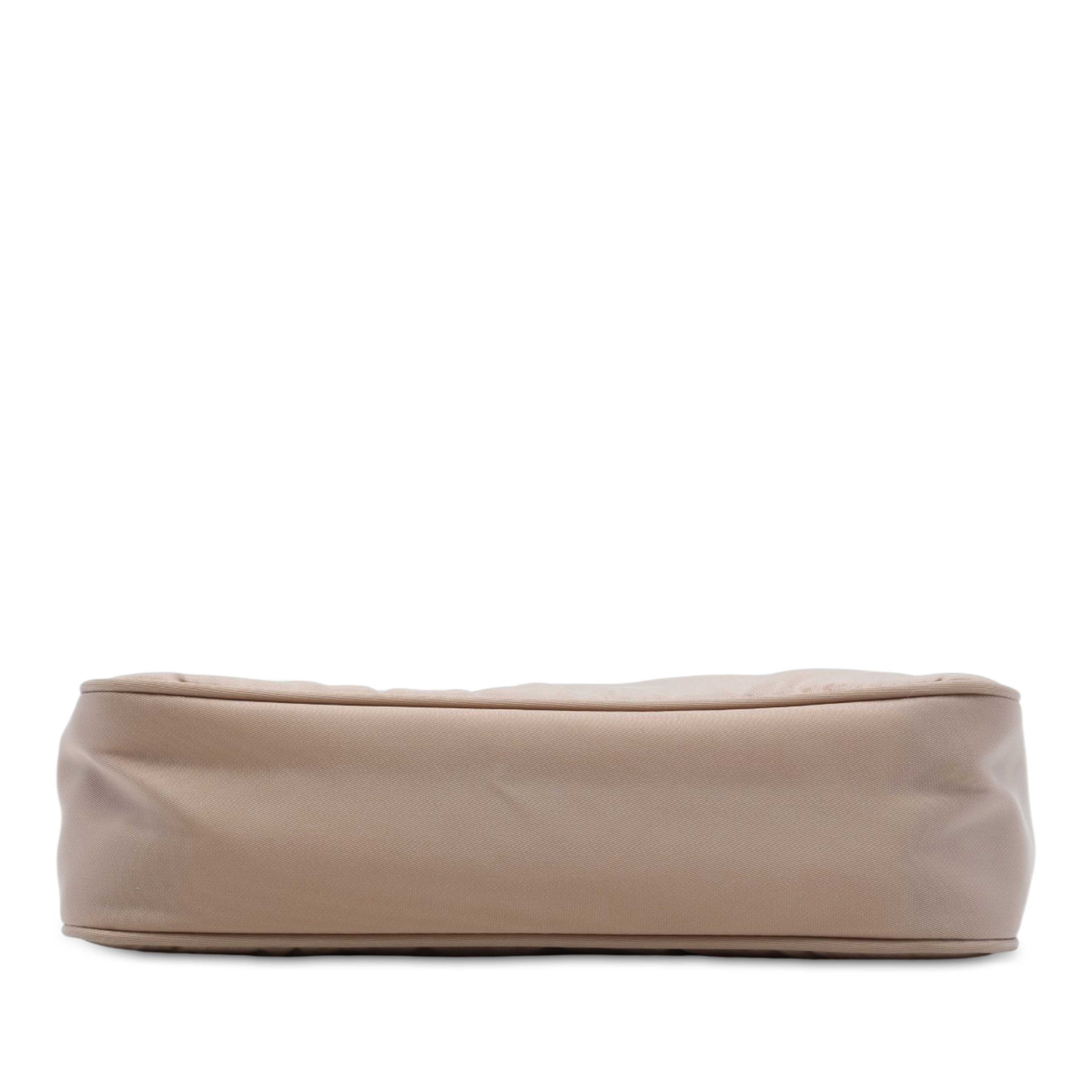 Prada Mini Tessuto Re Edition 2000 Shoulder Bag, från Luxclusif, i färgen beige. Klicka för att öppna bilden i stort format
