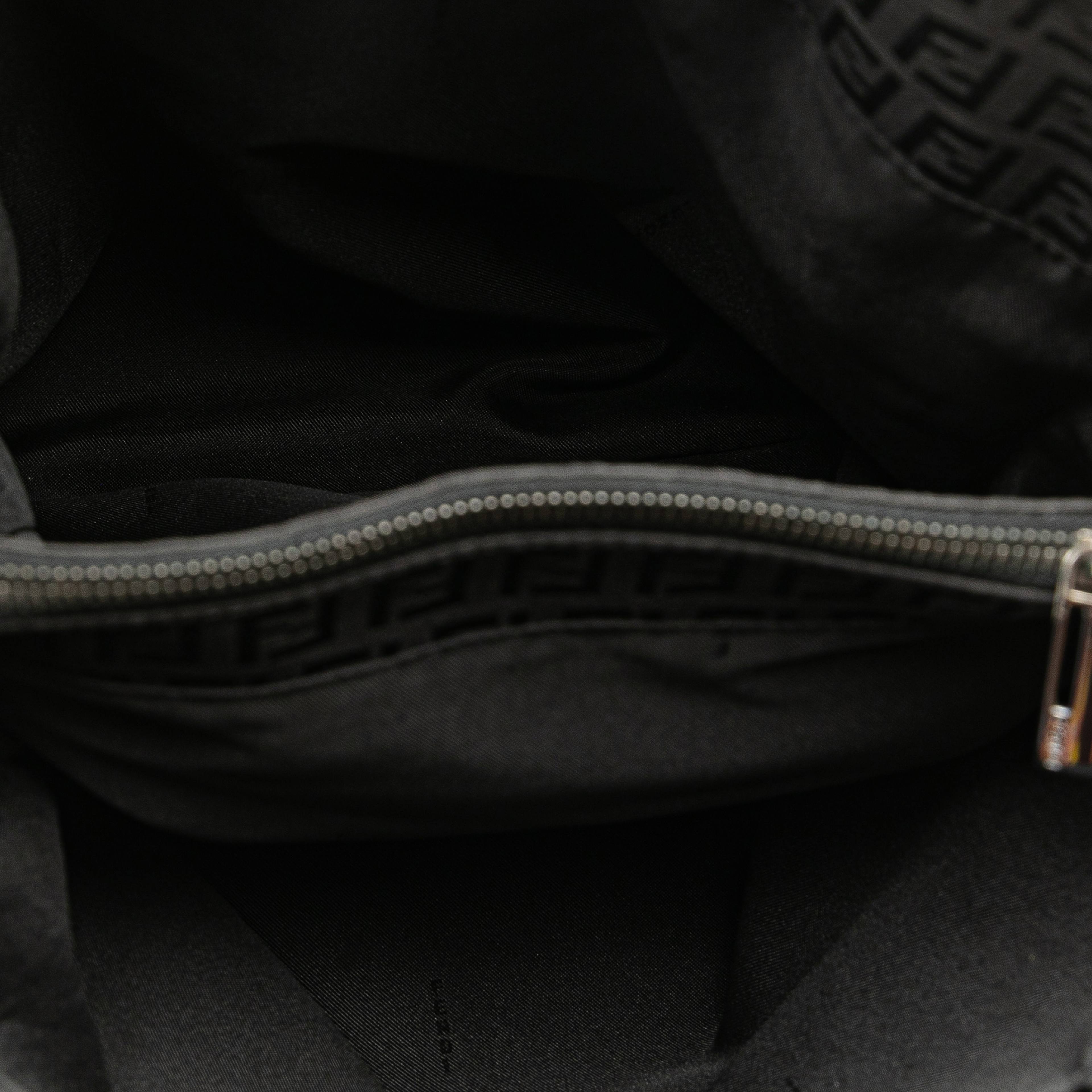 Fendi Zucchino Canvas Tote, från Luxclusif, i färgen black. Klicka för att öppna bilden i stort format
