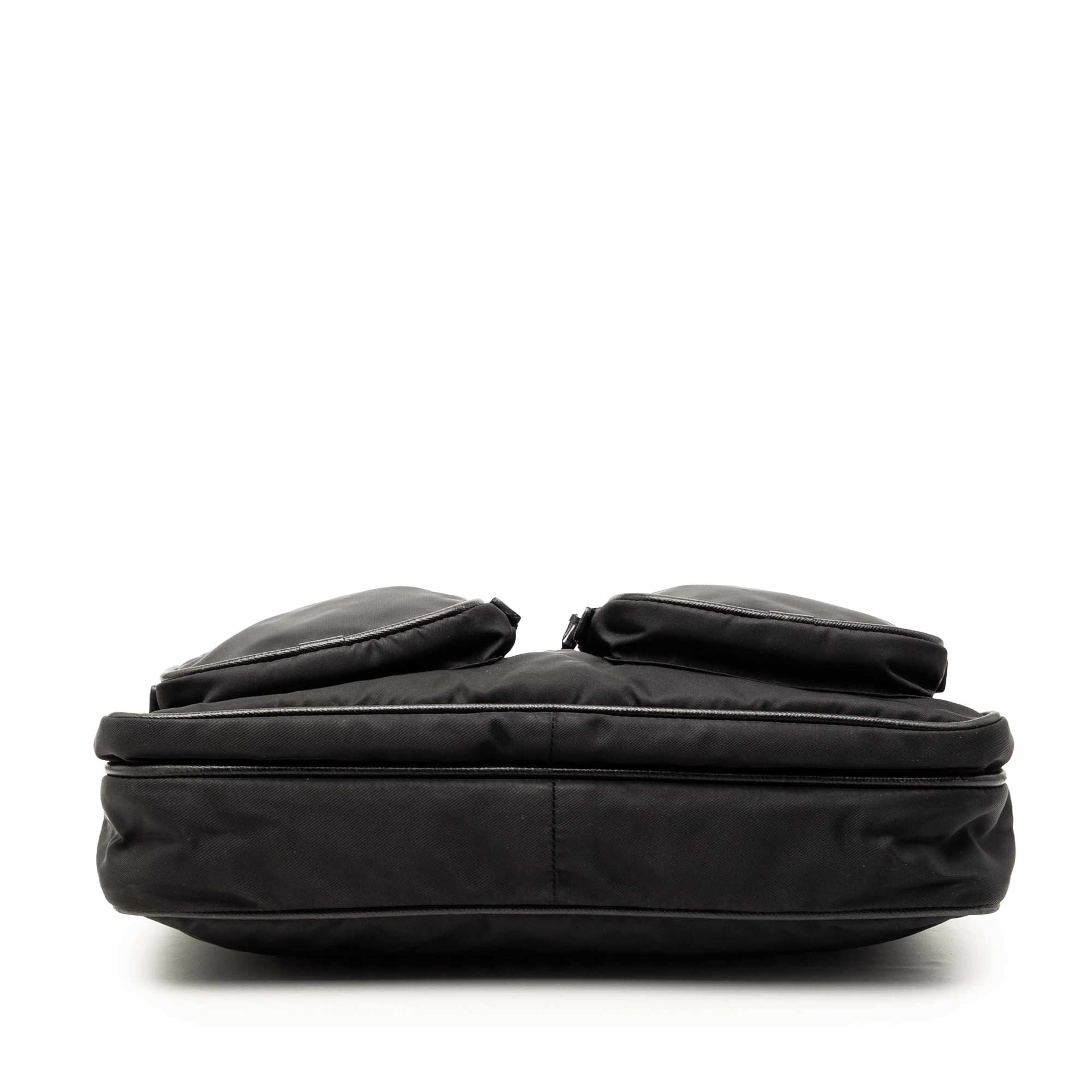 Prada Saffiano Trimmed Tessuto Zip Top Crossbody, från Luxclusif, i färgen black. Klicka för att öppna bilden i stort format