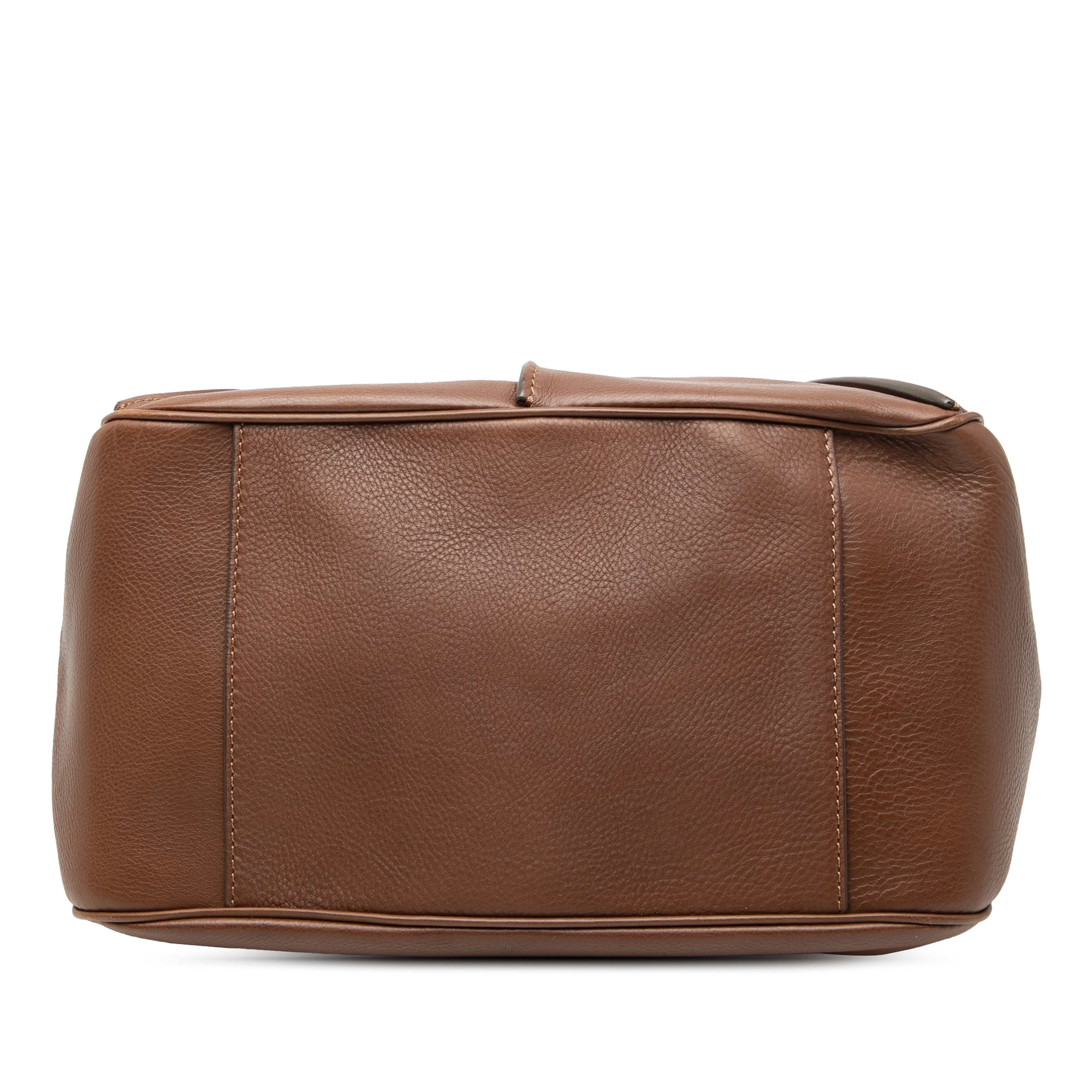 Celine Leather Handbag, från Luxclusif, i färgen brun. Klicka för att öppna bilden i stort format